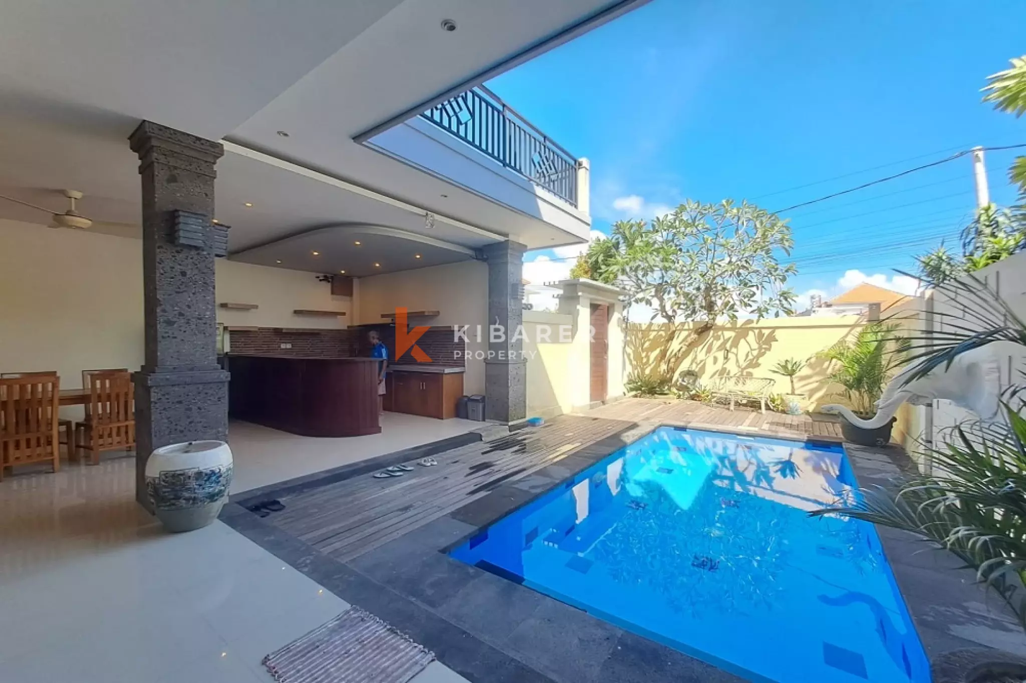 Vila Tiga Kamar Tidur Bergaya Bali dengan Balkon di Padonan