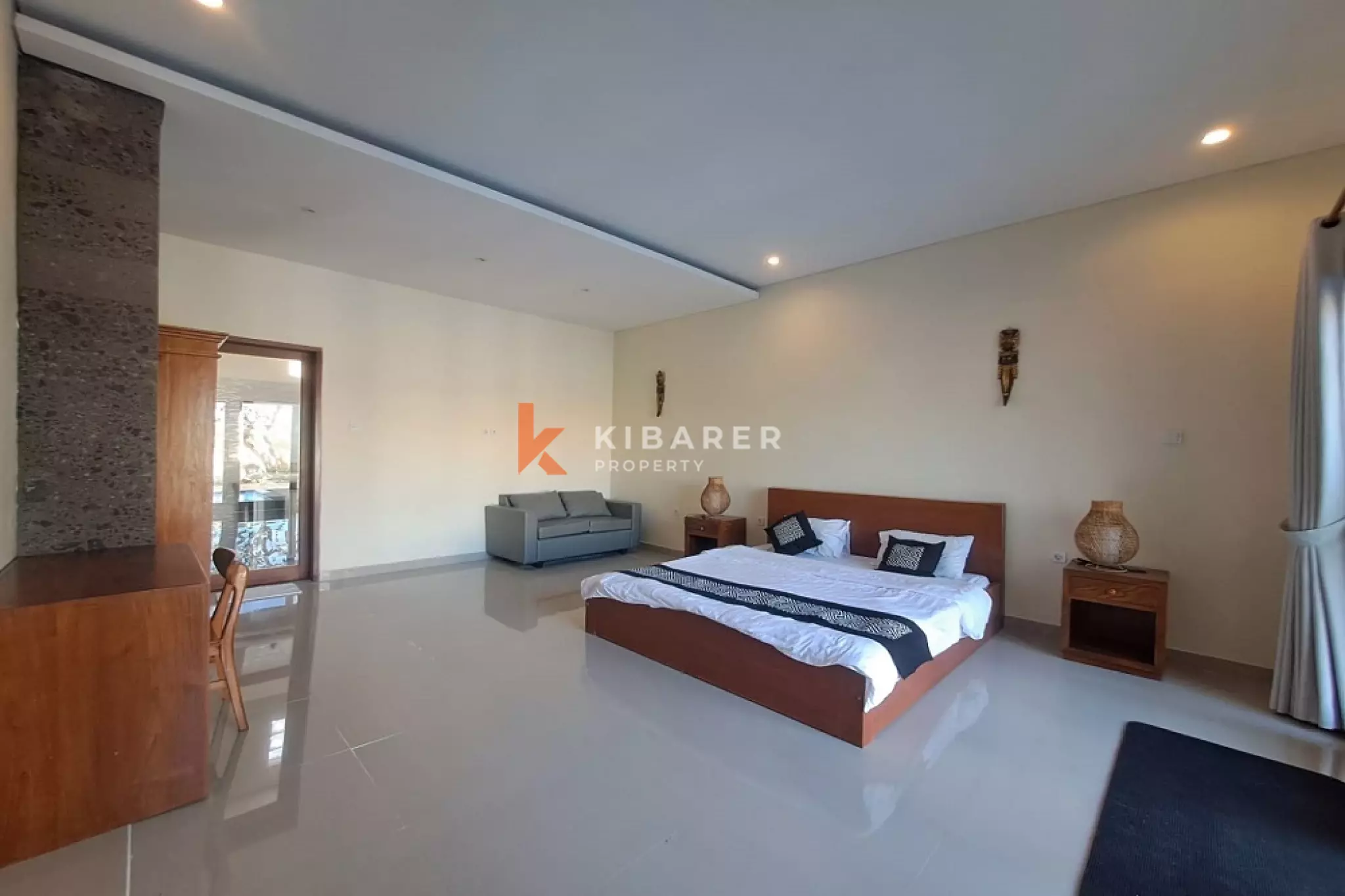 Vila Tiga Kamar Tidur Bergaya Bali dengan Balkon di Padonan