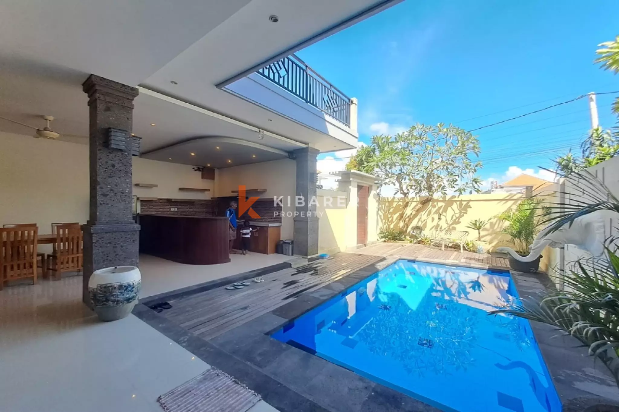 Vila Tiga Kamar Tidur Bergaya Bali dengan Balkon di Padonan