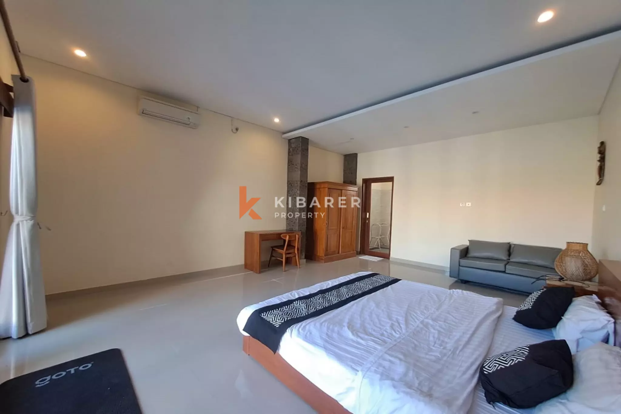 Vila Tiga Kamar Tidur Bergaya Bali dengan Balkon di Padonan