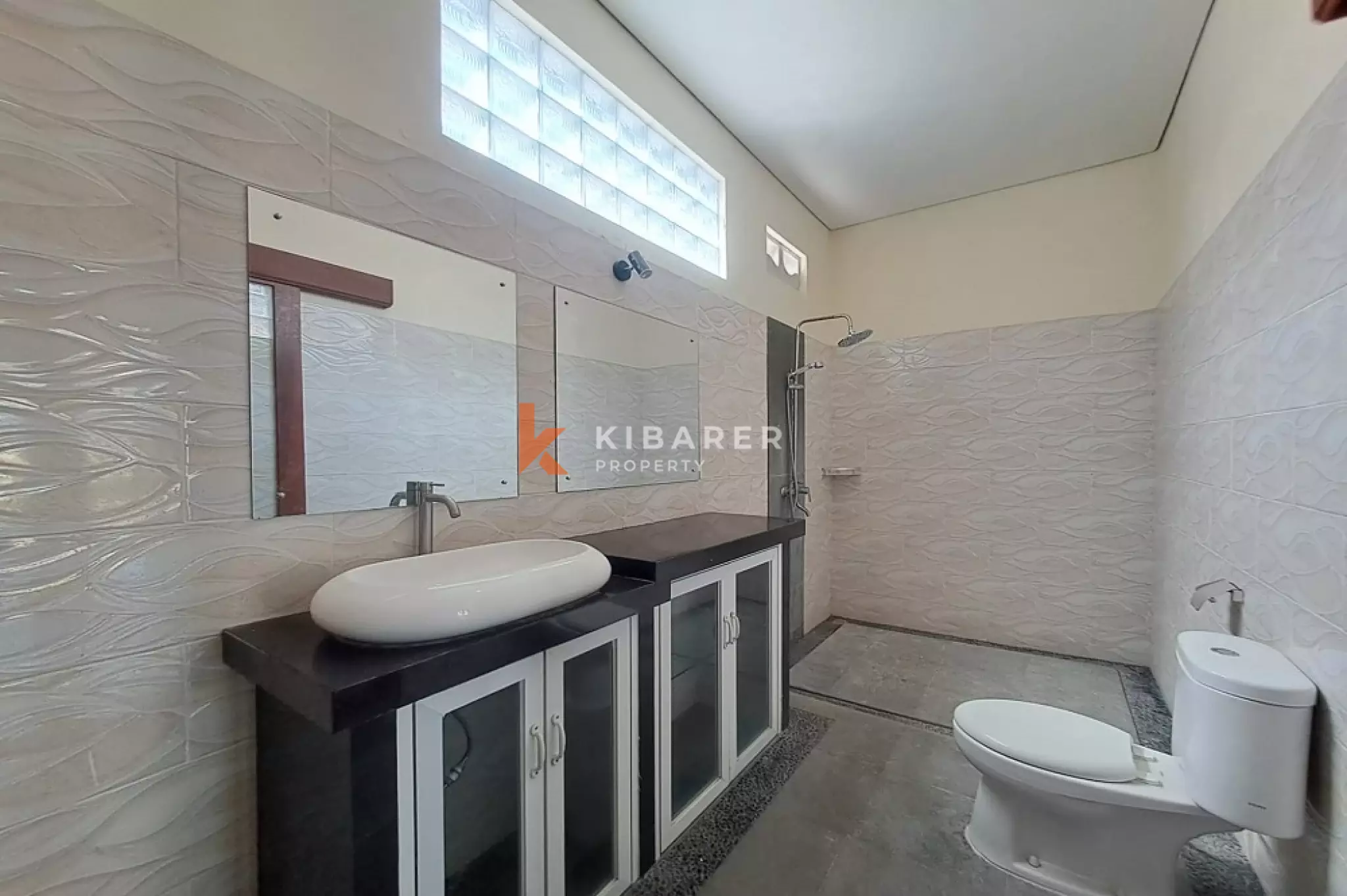 Vila Tiga Kamar Tidur Bergaya Bali dengan Balkon di Padonan