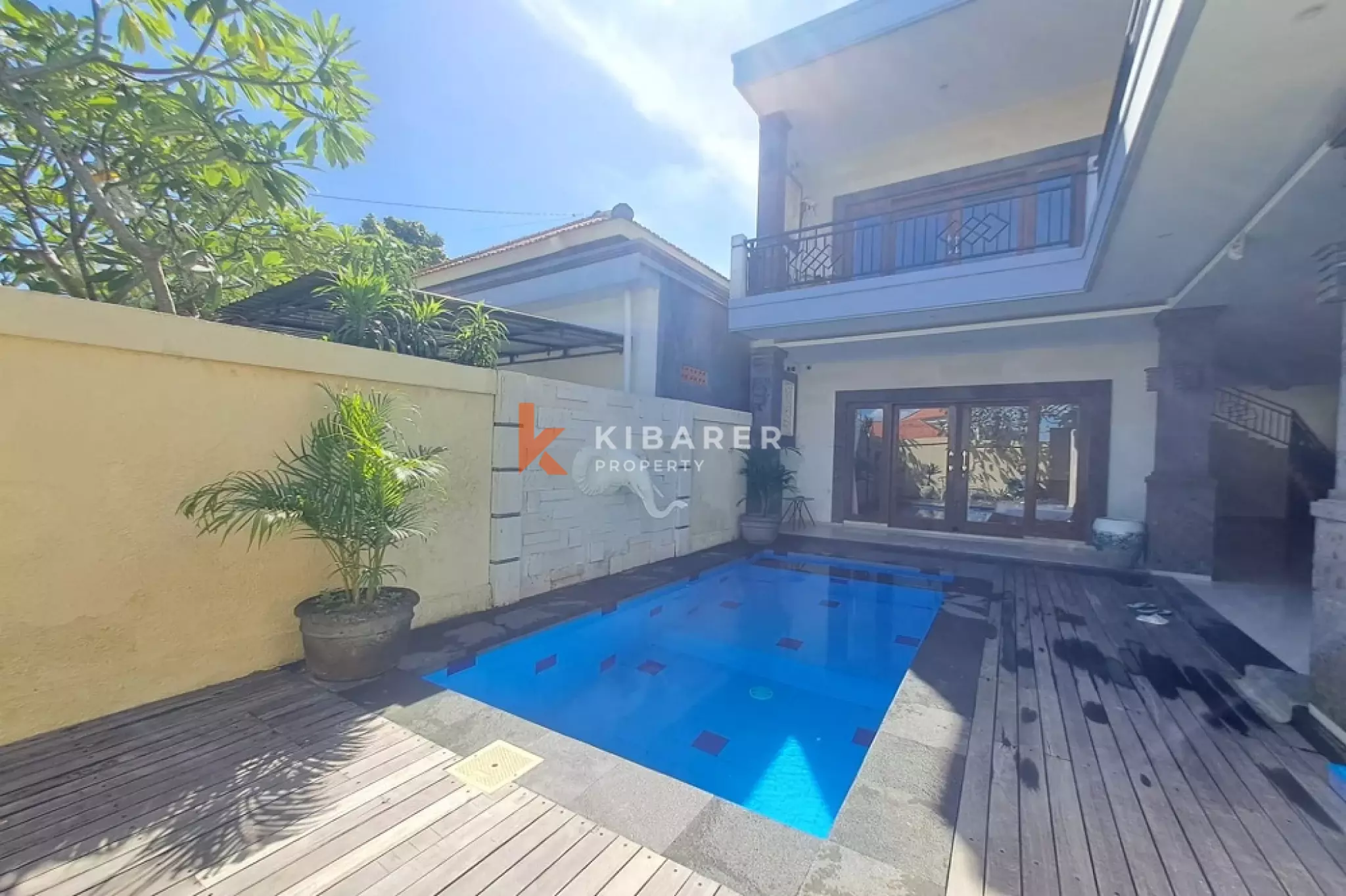 Vila Tiga Kamar Tidur Bergaya Bali dengan Balkon di Padonan