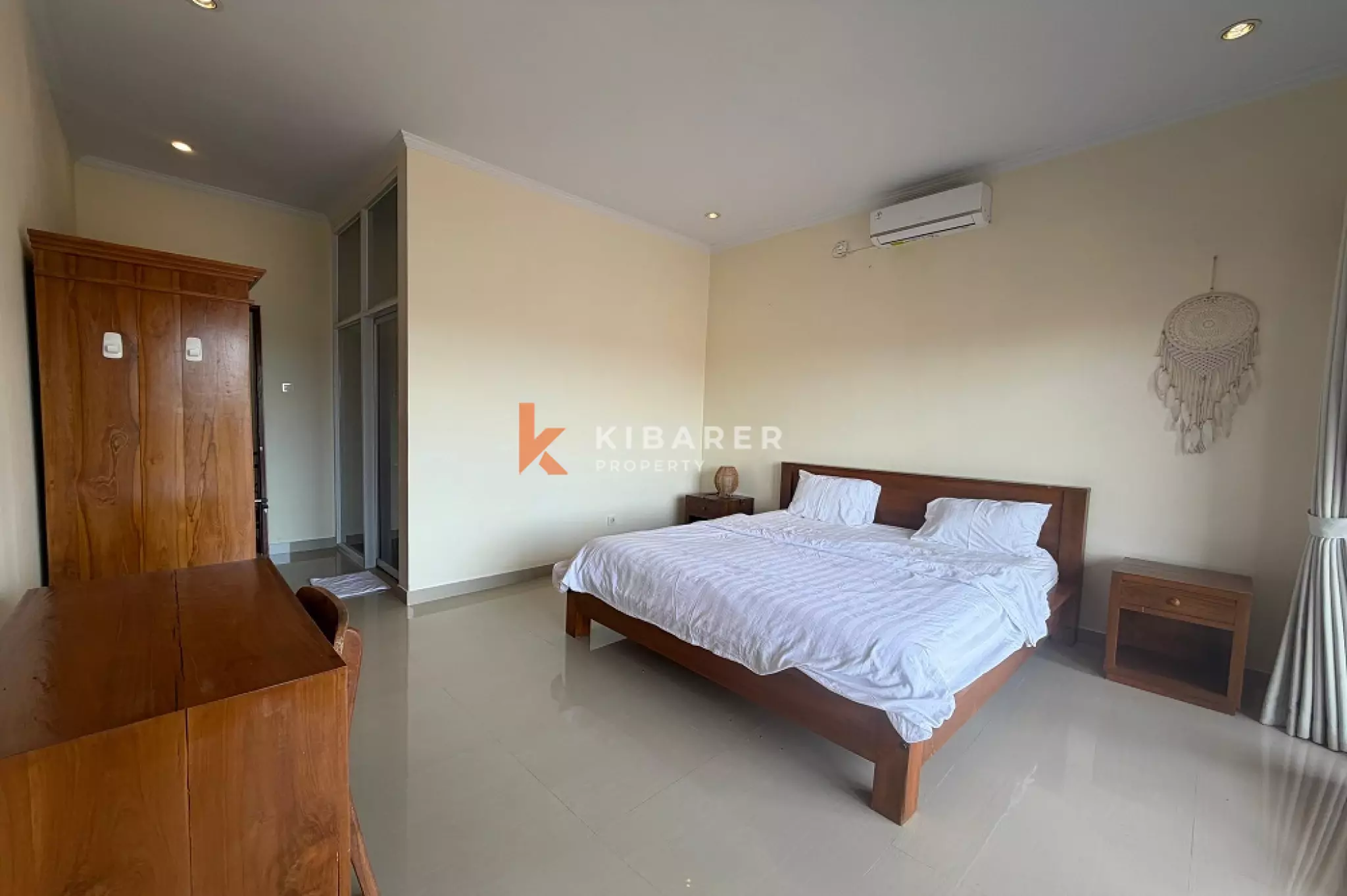 Vila Tiga Kamar Tidur Bergaya Bali dengan Balkon di Padonan