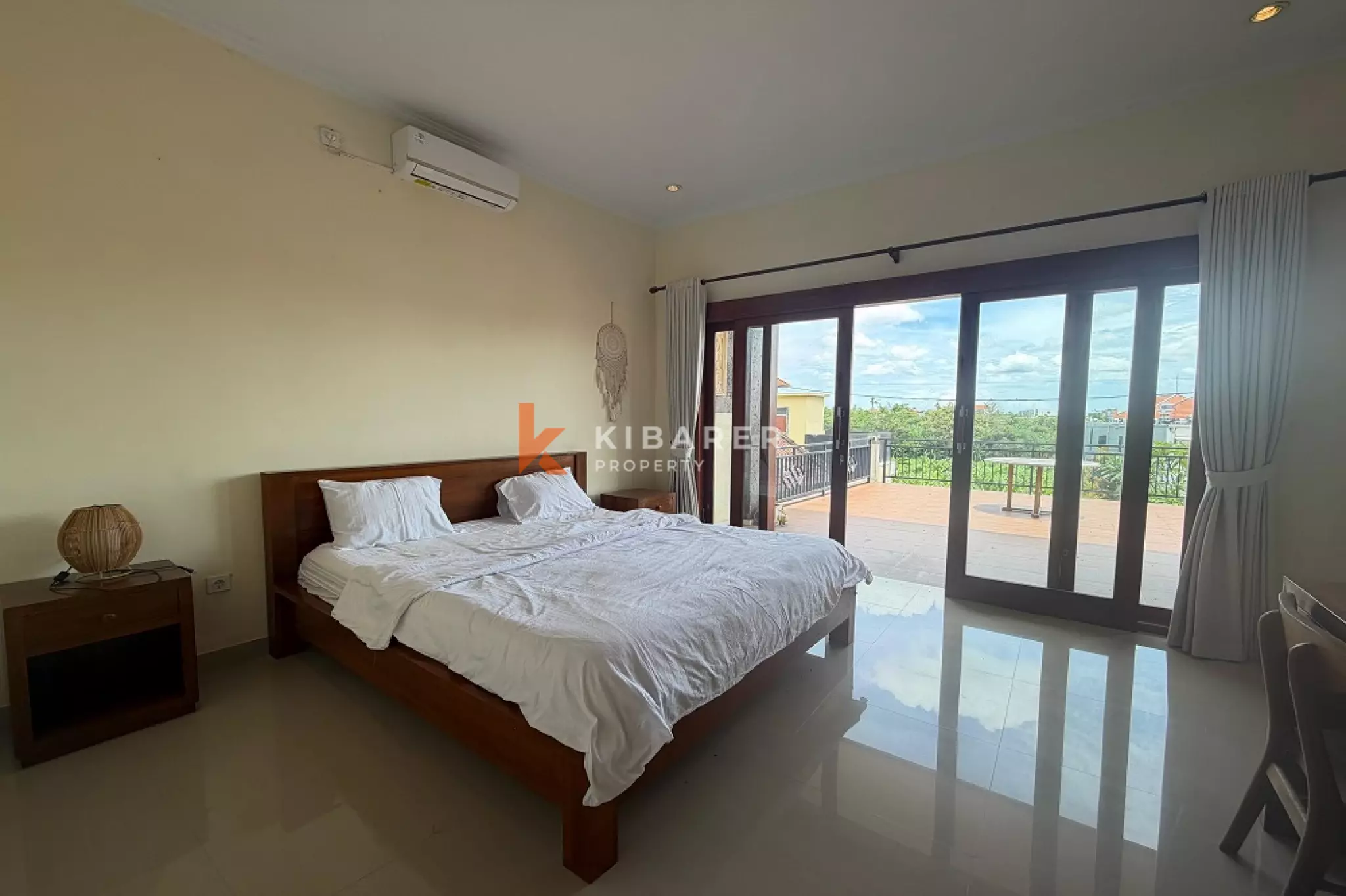 Vila Tiga Kamar Tidur Bergaya Bali dengan Balkon di Padonan