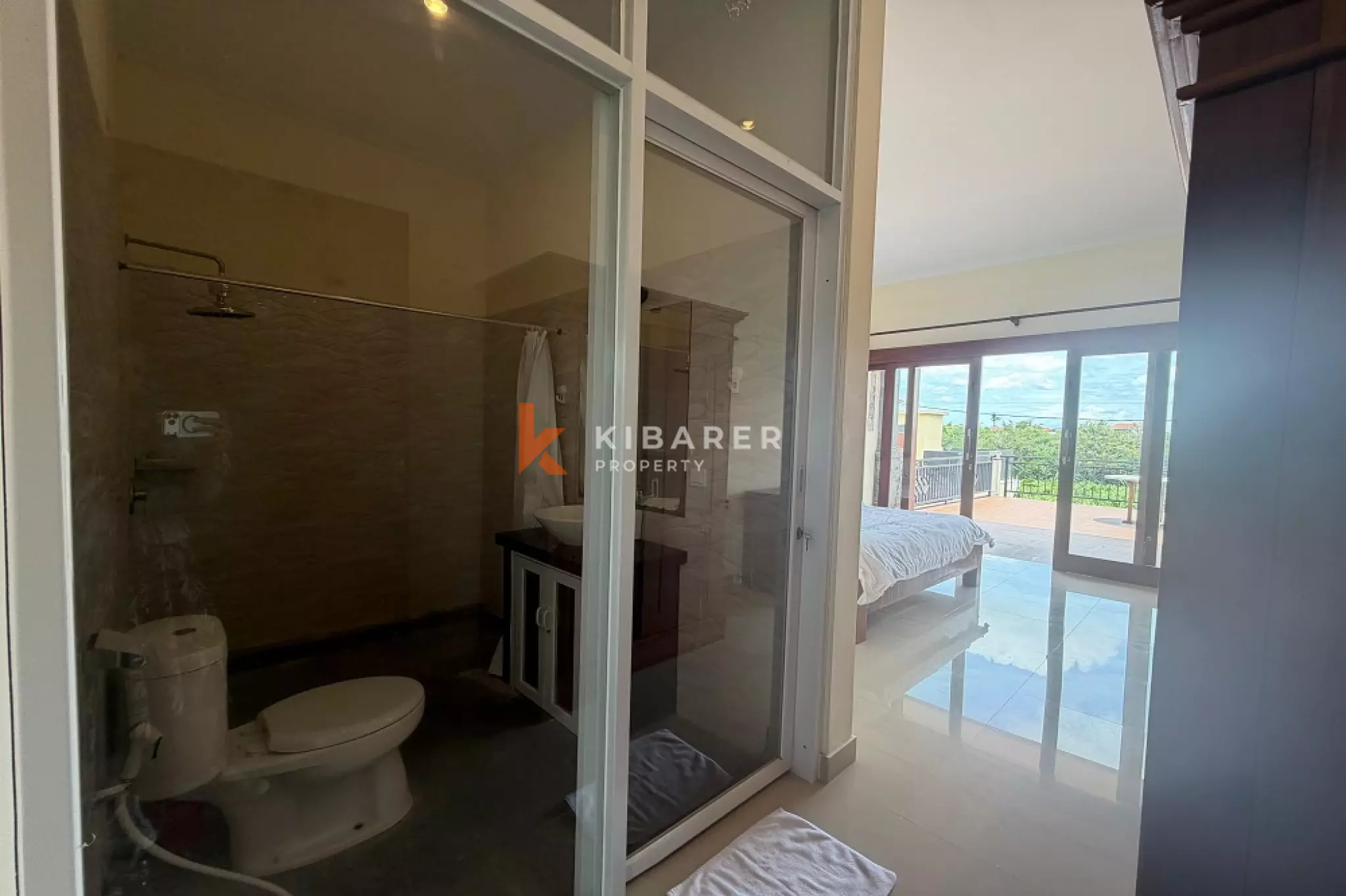 Vila Tiga Kamar Tidur Bergaya Bali dengan Balkon di Padonan