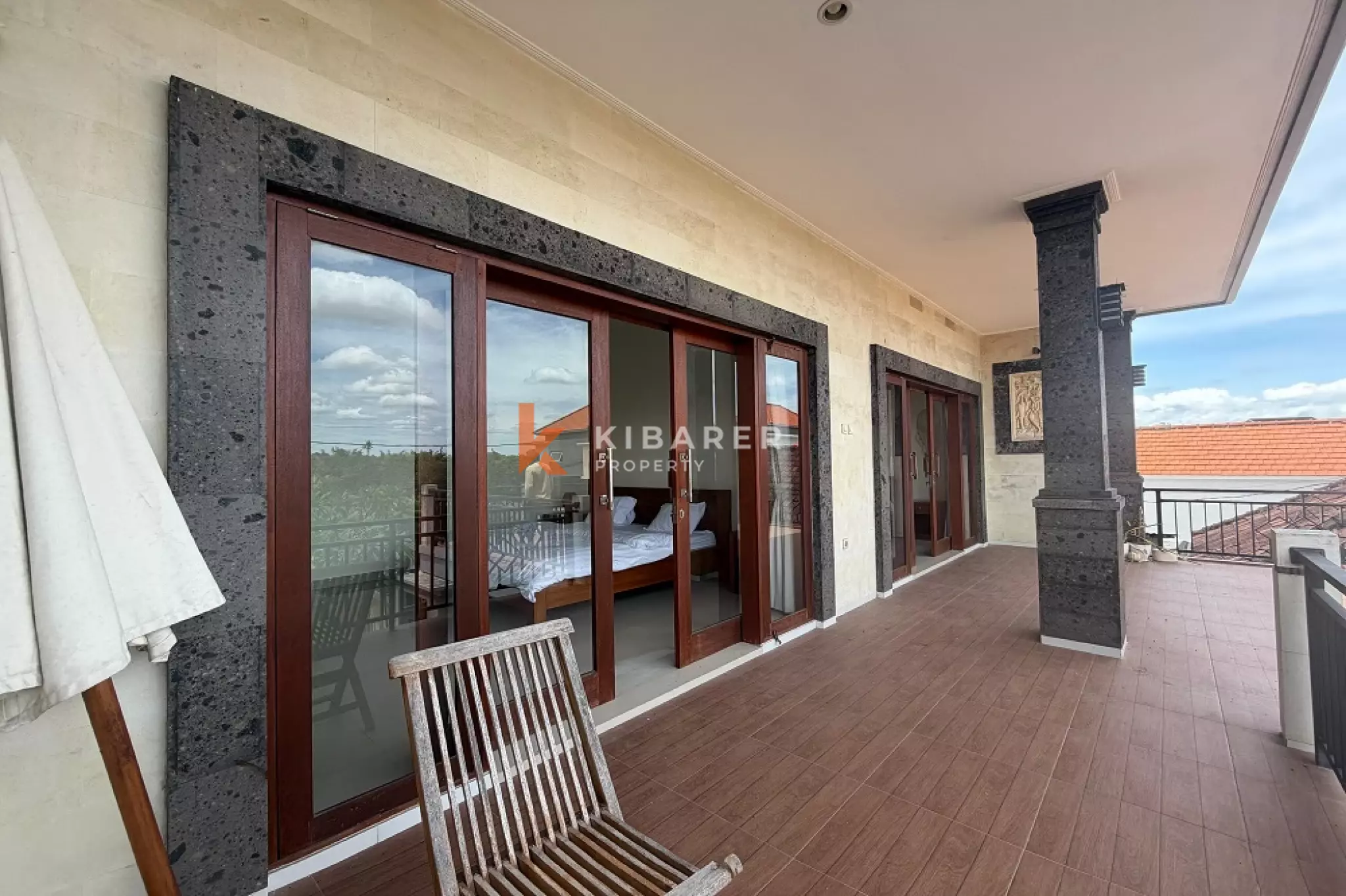 Vila Tiga Kamar Tidur Bergaya Bali dengan Balkon di Padonan