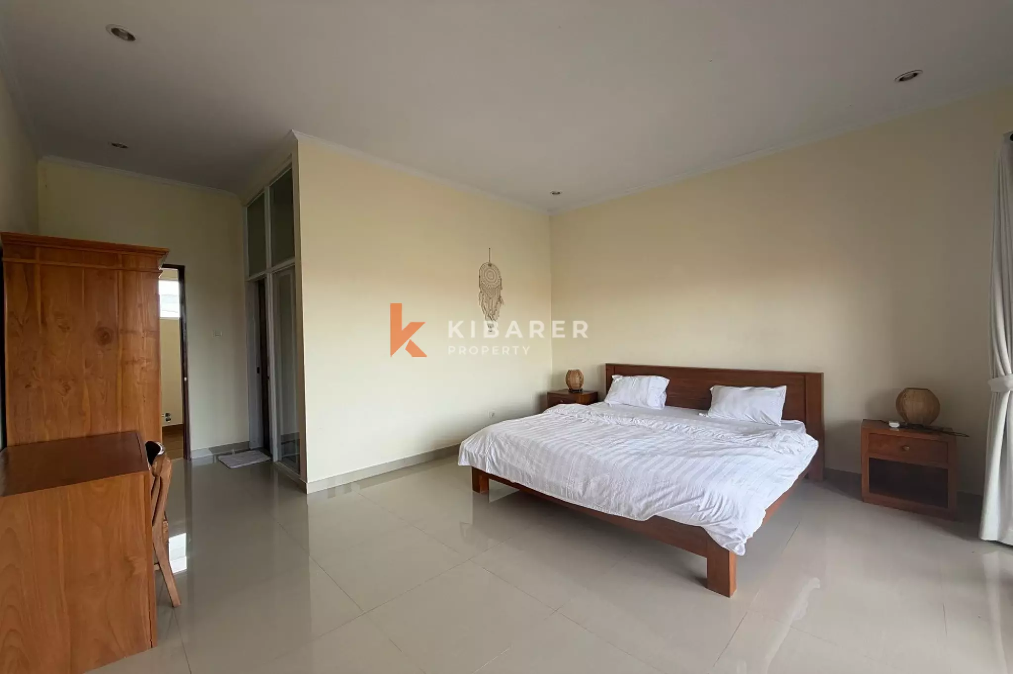 Vila Tiga Kamar Tidur Bergaya Bali dengan Balkon di Padonan