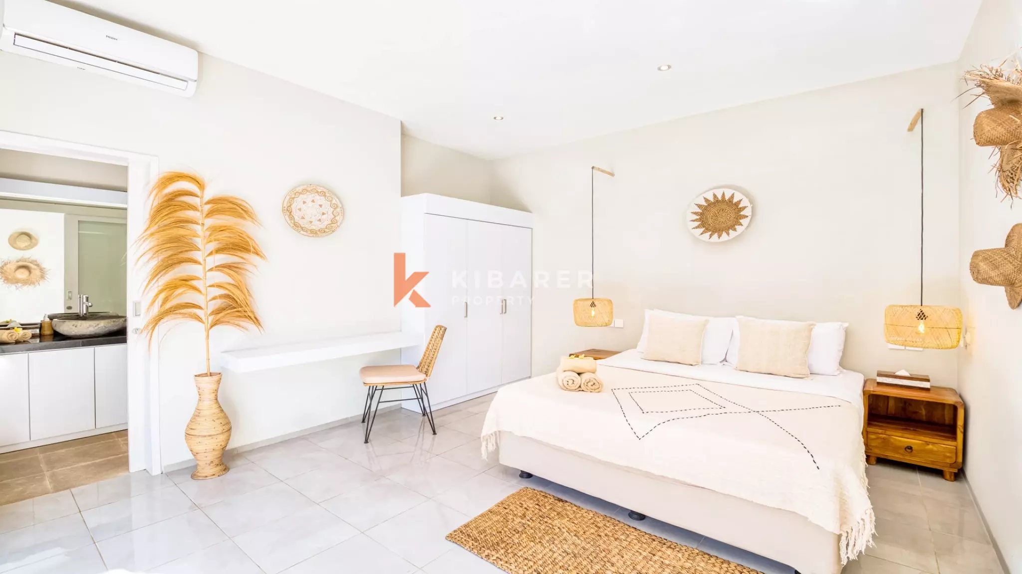 Villa Modern Bergaya dengan Tiga Kamar Tidur dan Ruang Tamu Terbuka di Umalas yang Tenang