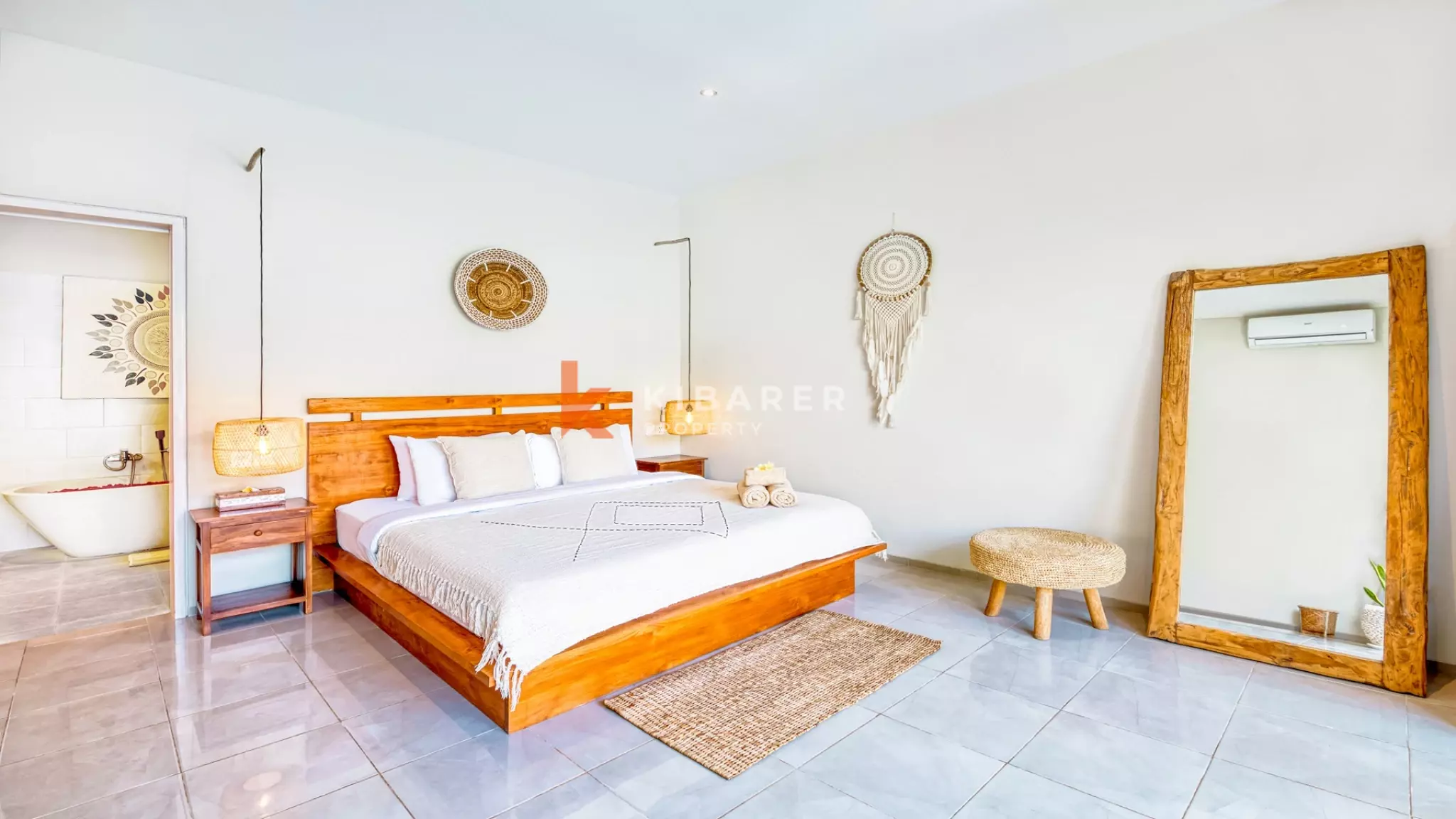 Villa Modern Bergaya dengan Tiga Kamar Tidur dan Ruang Tamu Terbuka di Umalas yang Tenang