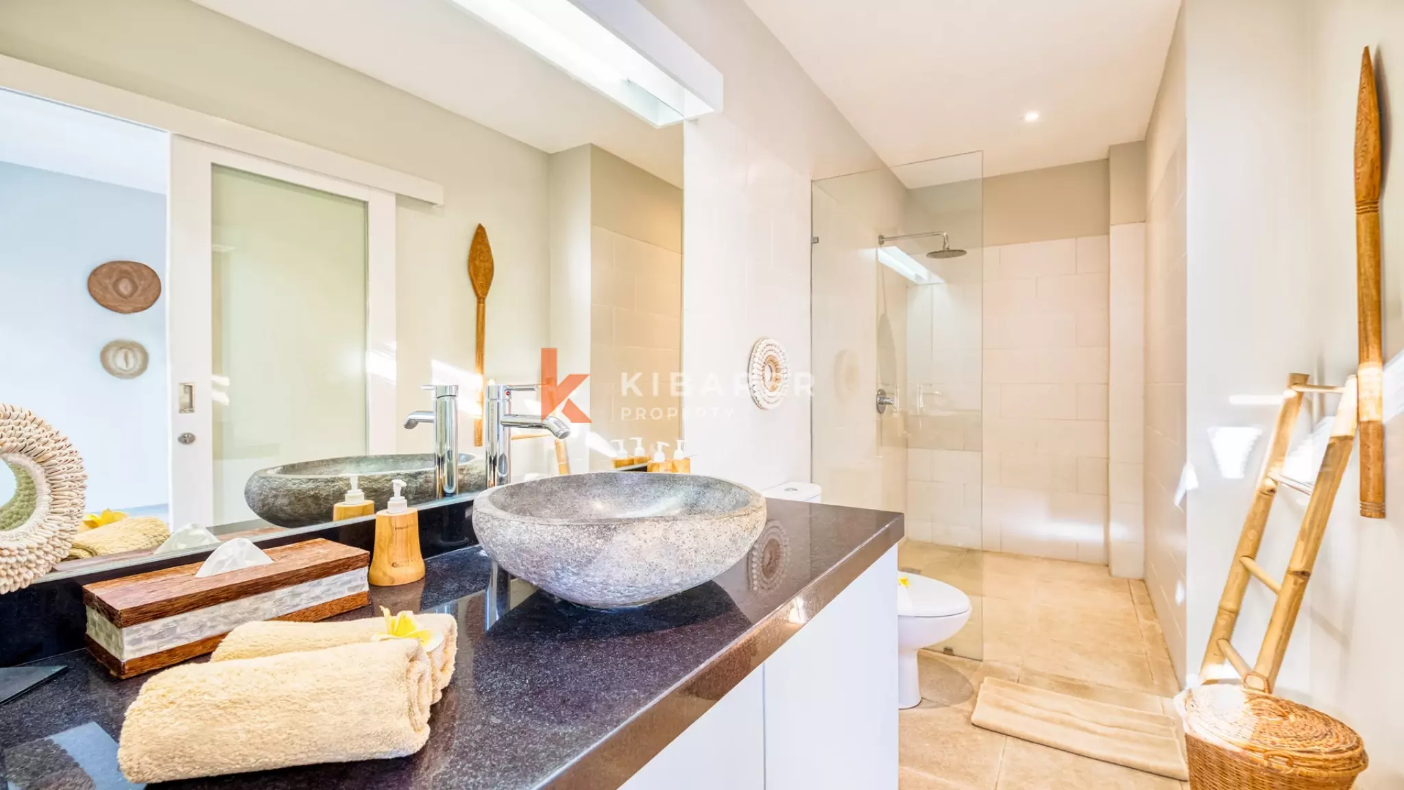 Villa Modern Bergaya dengan Tiga Kamar Tidur dan Ruang Tamu Terbuka di Umalas yang Tenang