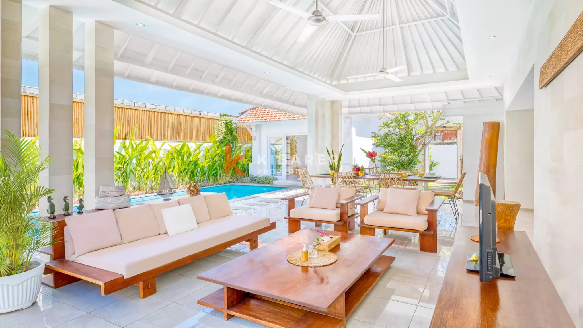 Villa Modern Bergaya dengan Tiga Kamar Tidur dan Ruang Tamu Terbuka di Umalas yang Tenang