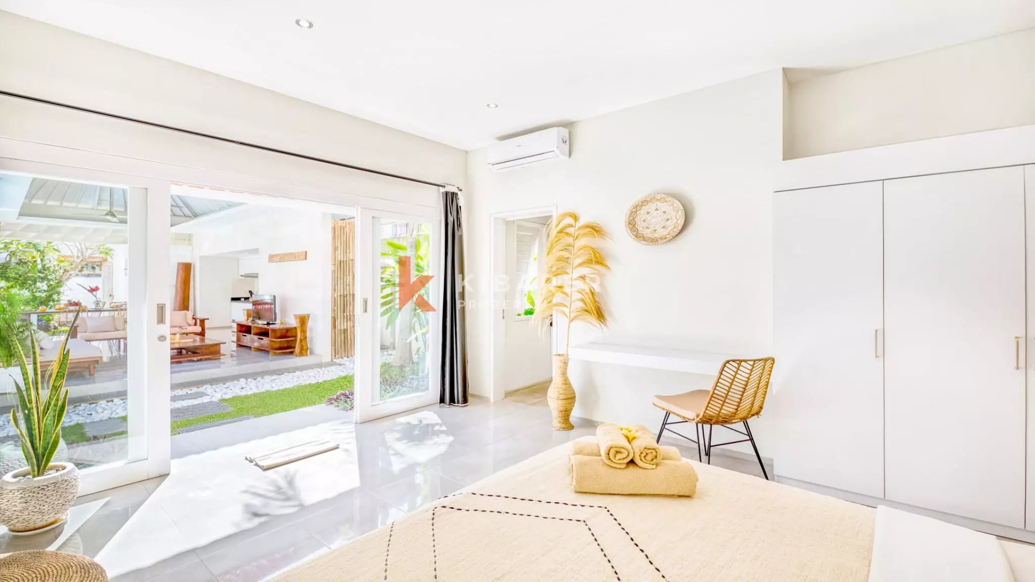 Villa Modern Bergaya dengan Tiga Kamar Tidur dan Ruang Tamu Terbuka di Umalas yang Tenang