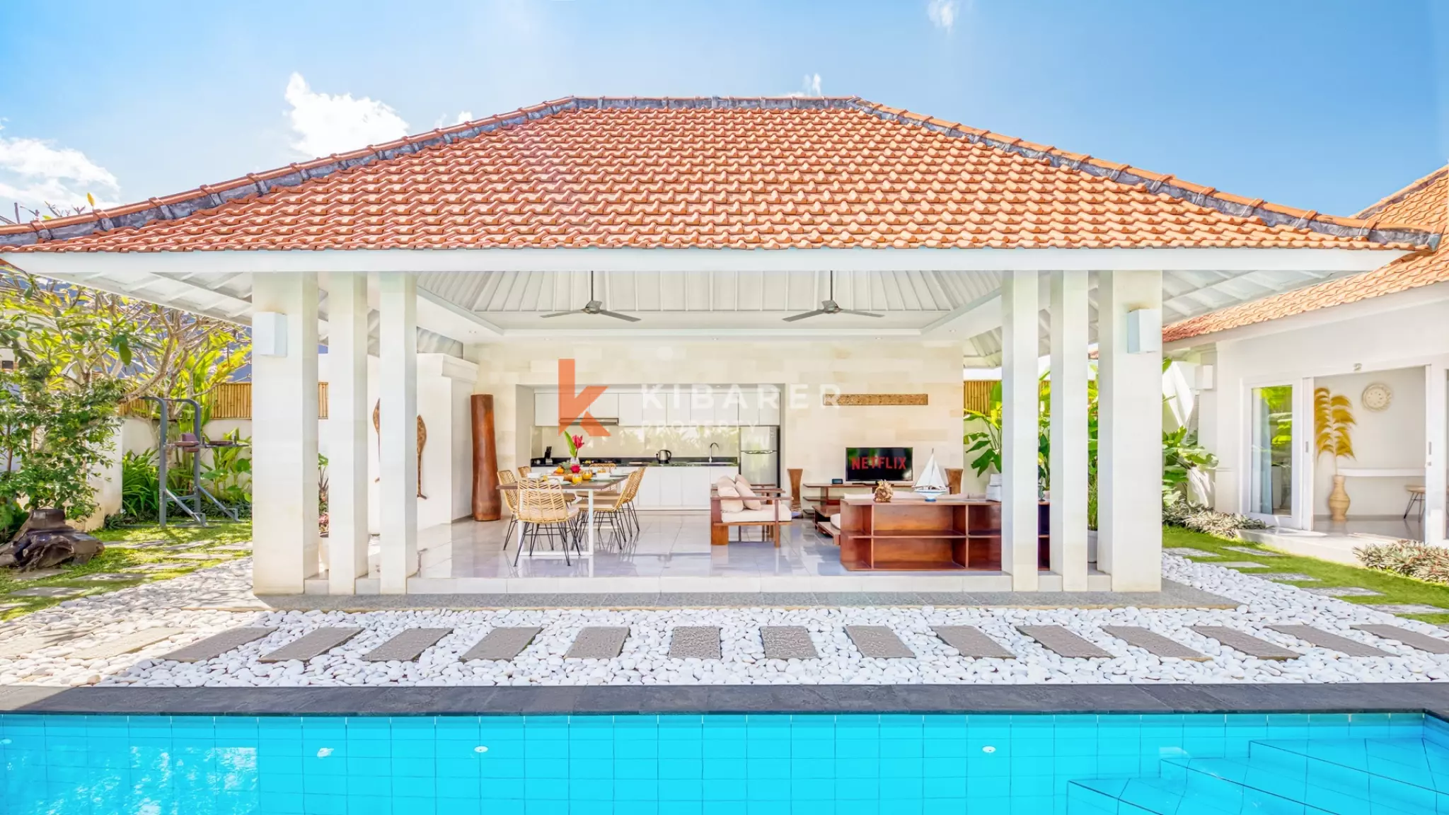 Villa Modern Bergaya dengan Tiga Kamar Tidur dan Ruang Tamu Terbuka di Umalas yang Tenang