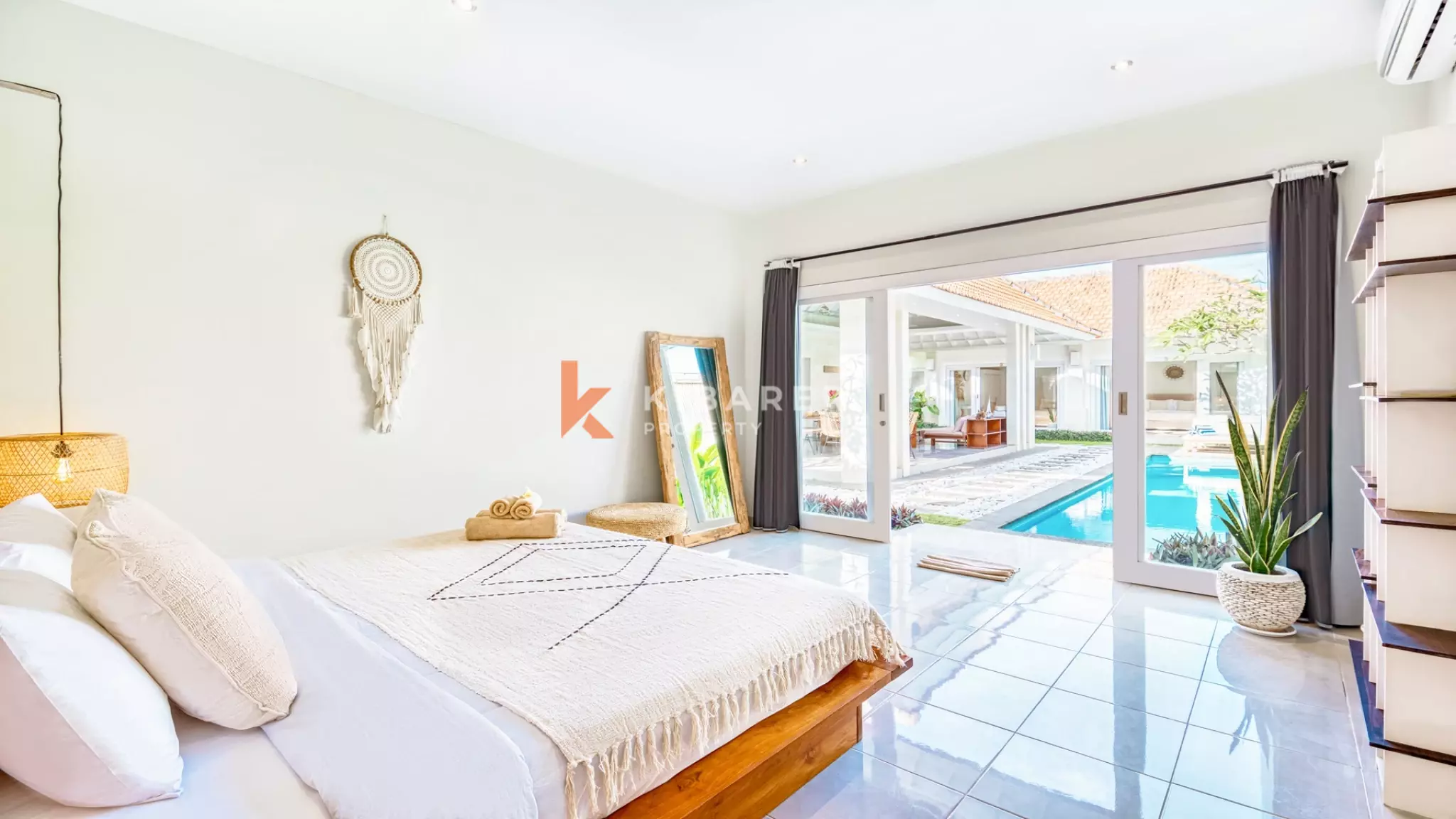 Villa Modern Bergaya dengan Tiga Kamar Tidur dan Ruang Tamu Terbuka di Umalas yang Tenang