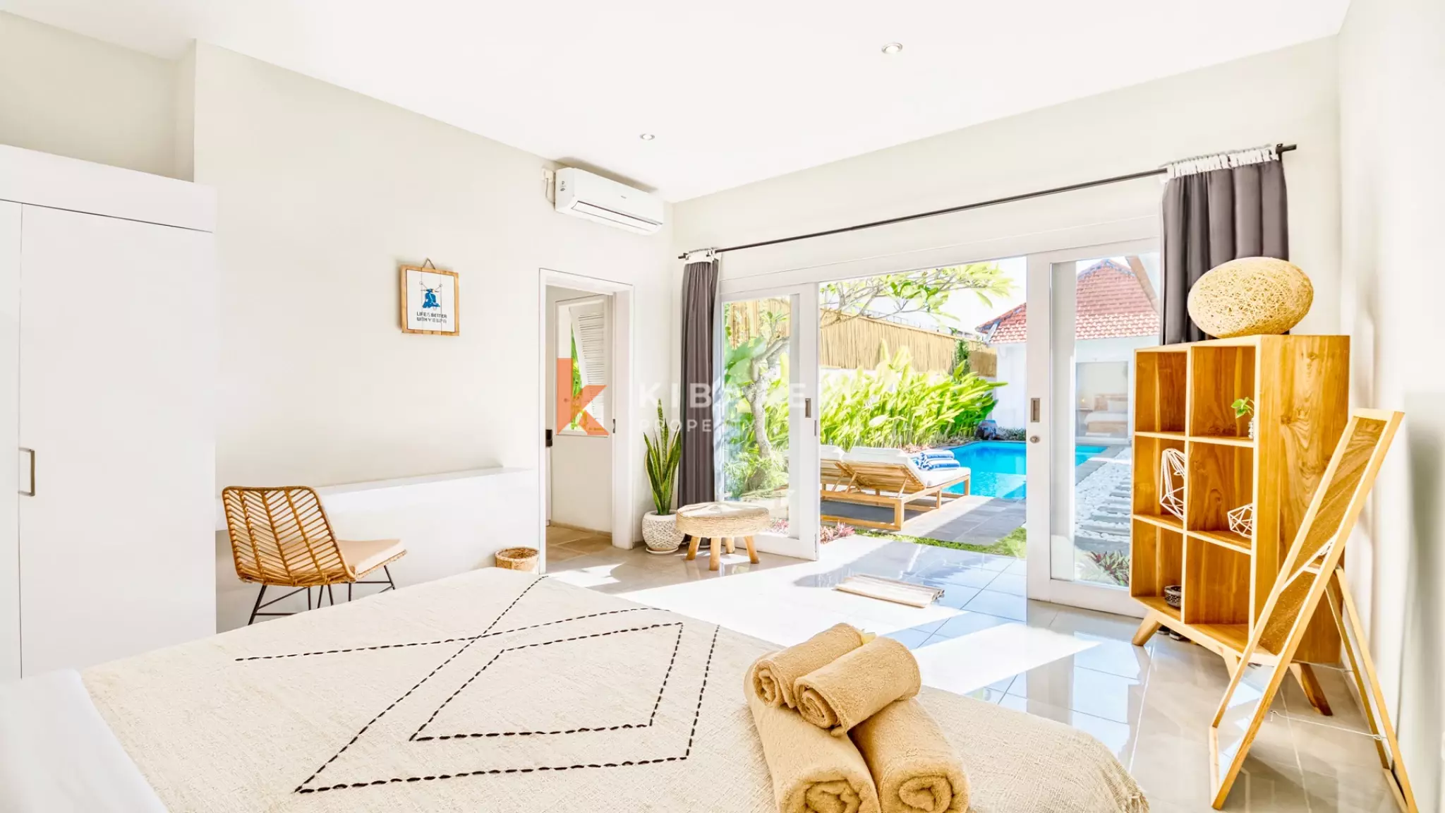 Villa Modern Bergaya dengan Tiga Kamar Tidur dan Ruang Tamu Terbuka di Umalas yang Tenang