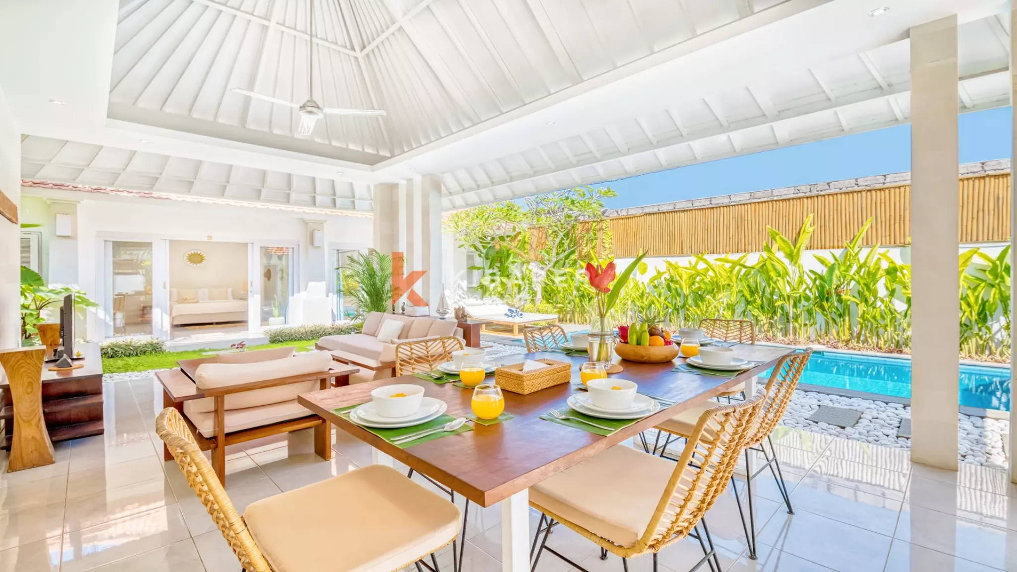 Villa Modern Bergaya dengan Tiga Kamar Tidur dan Ruang Tamu Terbuka di Umalas yang Tenang