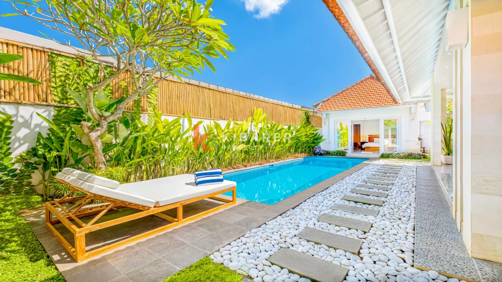 Villa Modern Bergaya dengan Tiga Kamar Tidur dan Ruang Tamu Terbuka di Umalas yang Tenang