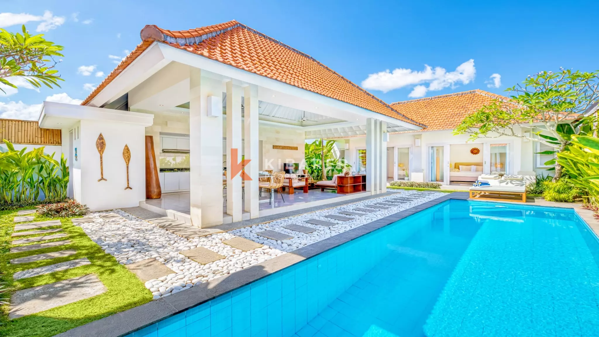 Villa Modern Bergaya dengan Tiga Kamar Tidur dan Ruang Tamu Terbuka di Umalas yang Tenang