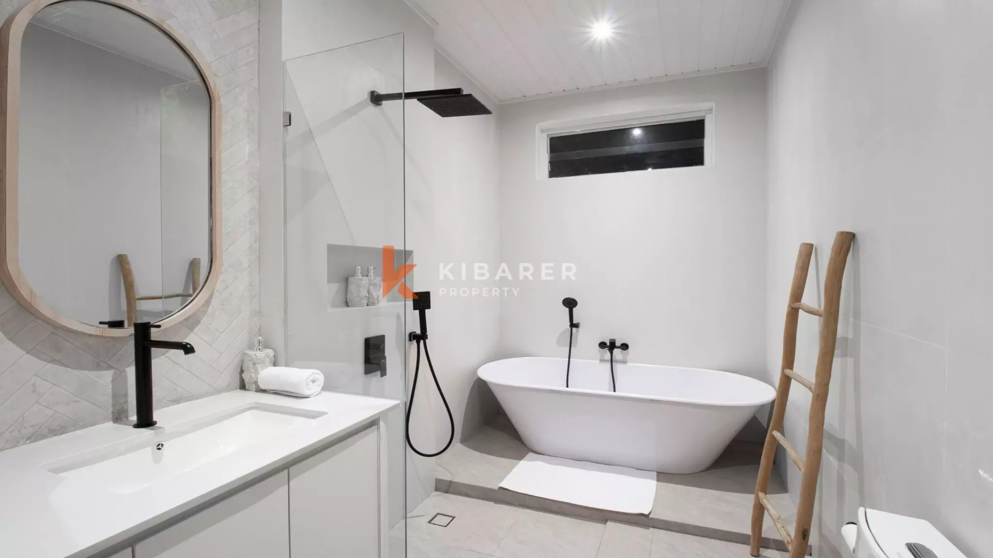 Modern Three-Bedroom Villa with Private Gym and Poolside Cinema in Ungasan