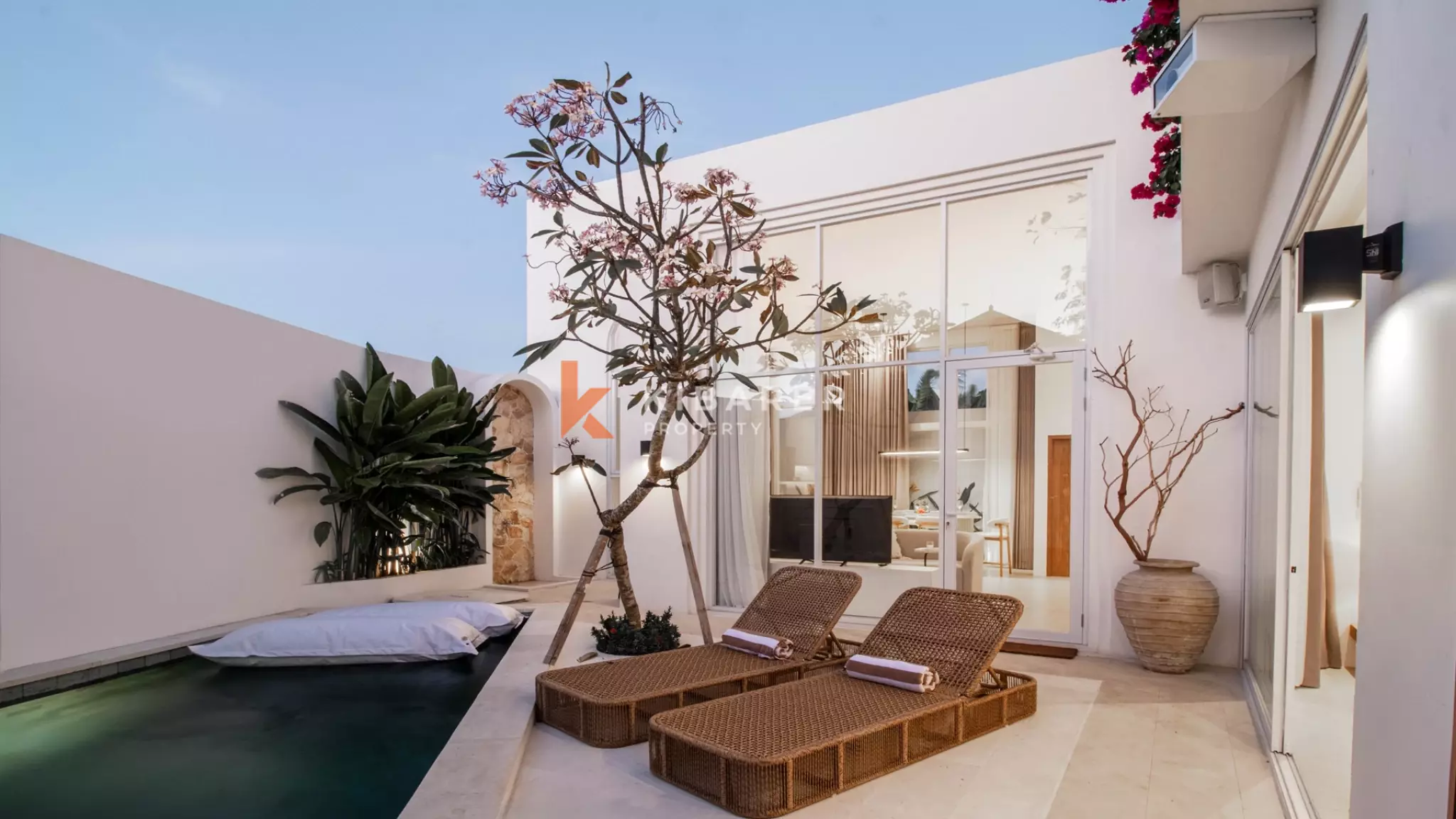 Modern Three-Bedroom Villa with Private Gym and Poolside Cinema in Ungasan