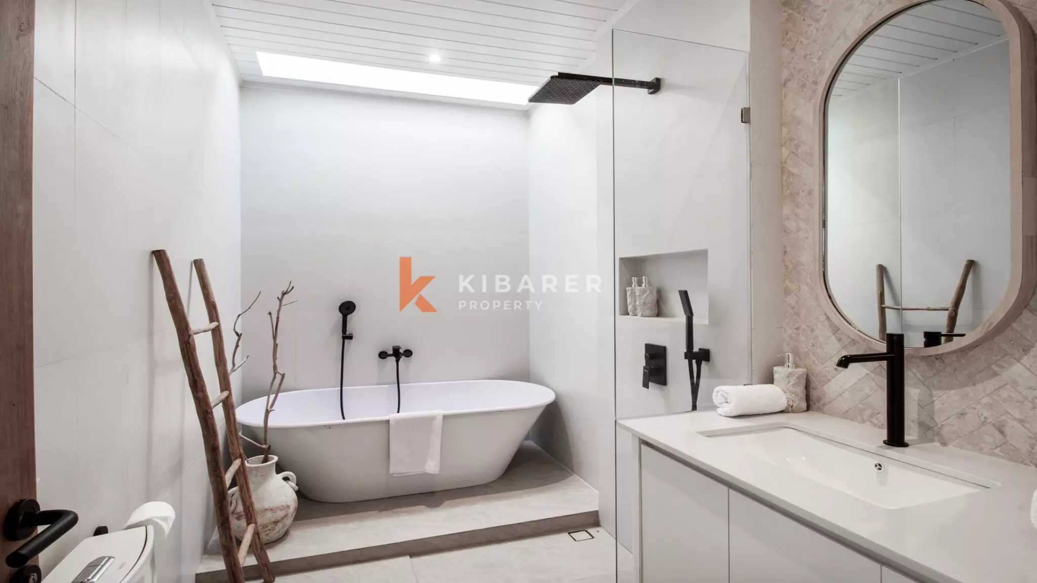 Modern Three-Bedroom Villa with Private Gym and Poolside Cinema in Ungasan