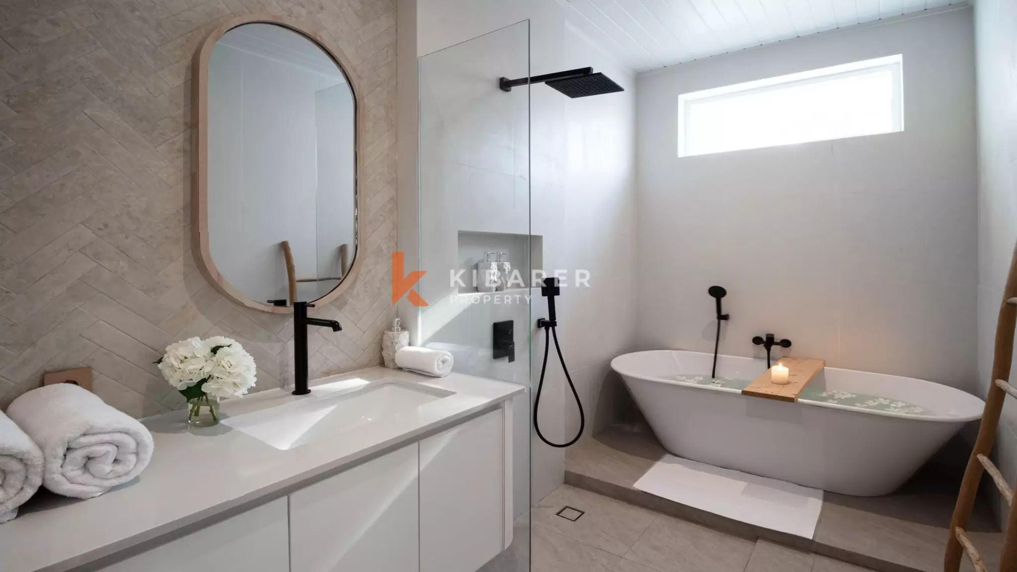 Modern Three-Bedroom Villa with Private Gym and Poolside Cinema in Ungasan