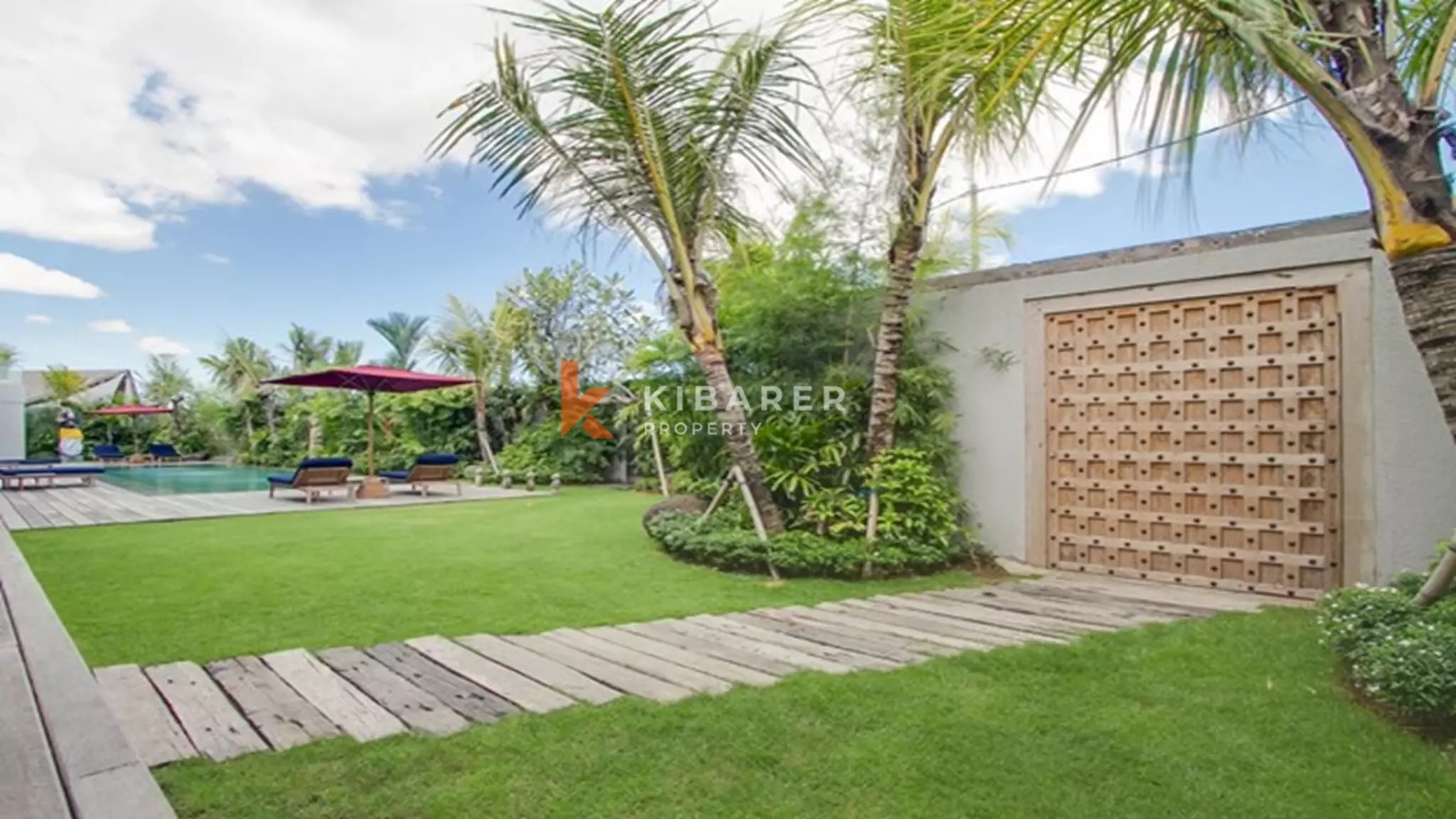 Villa de jardin sophistiquée de cinq chambres à louer à long terme à Canggu