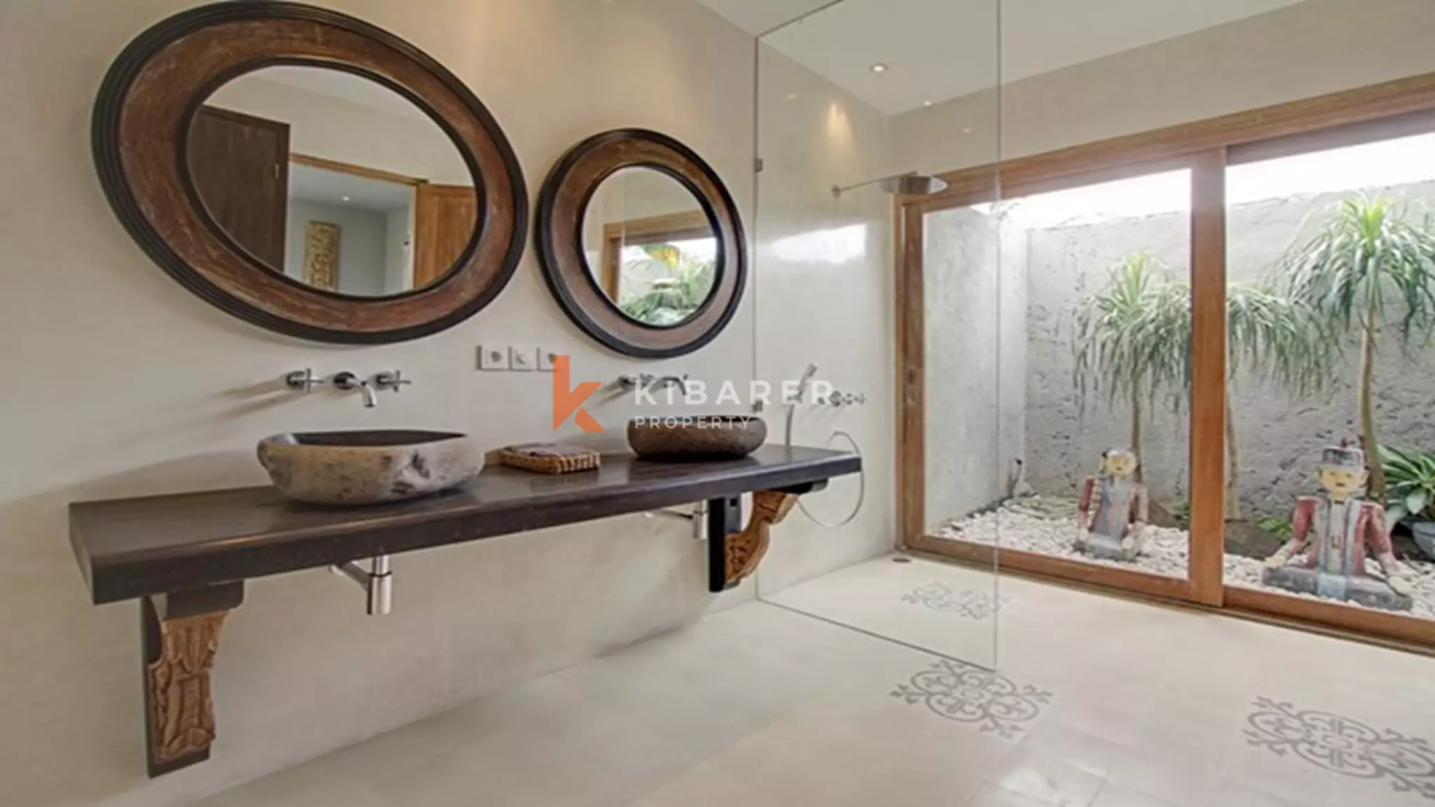 Villa de jardin sophistiquée de cinq chambres à louer à long terme à Canggu