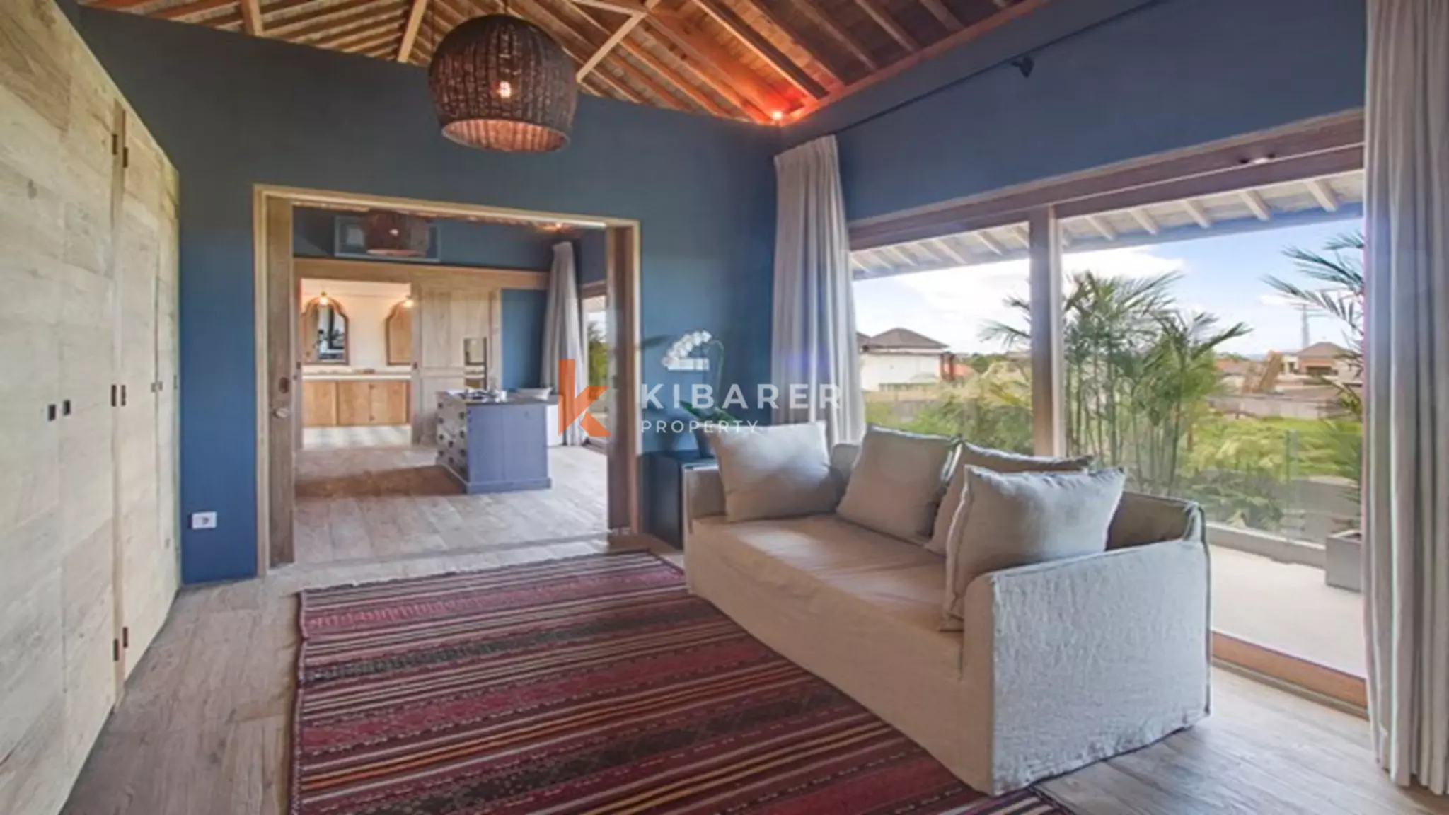 Villa de jardin sophistiquée de cinq chambres à louer à long terme à Canggu