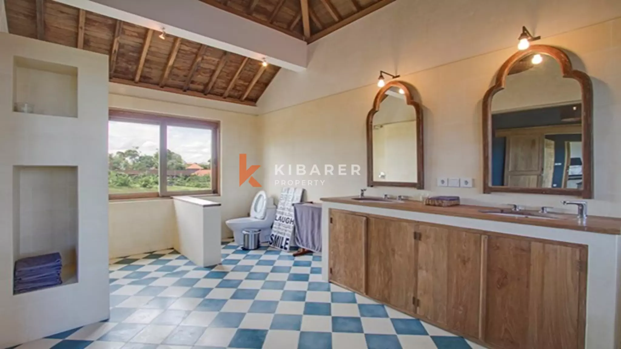 Villa de jardin sophistiquée de cinq chambres à louer à long terme à Canggu