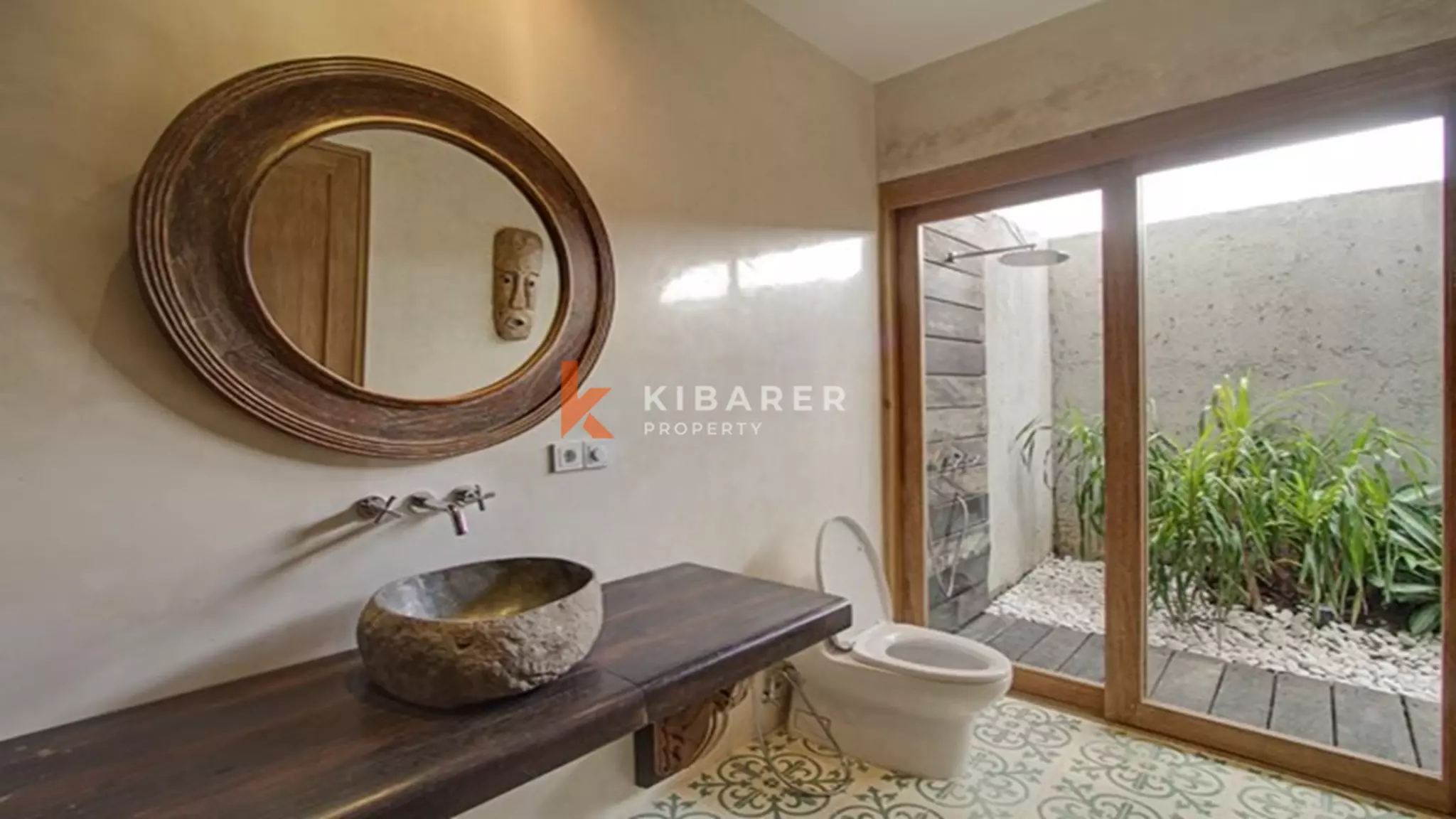 Villa de jardin sophistiquée de cinq chambres à louer à long terme à Canggu