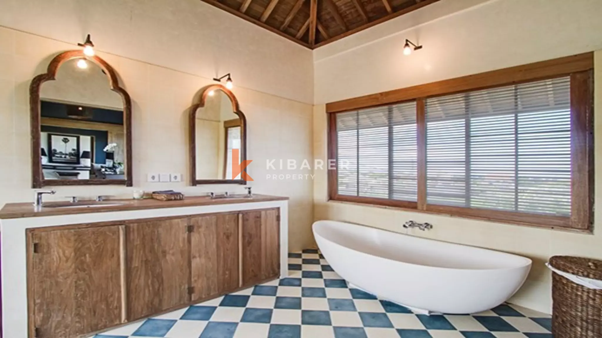 Villa de jardin sophistiquée de cinq chambres à louer à long terme à Canggu