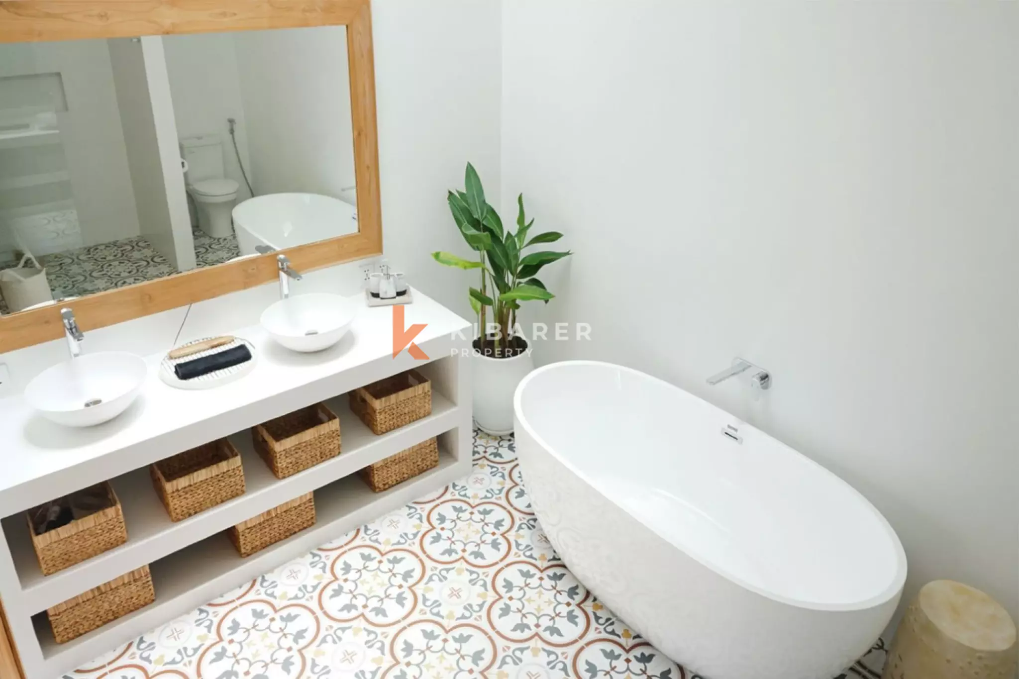 Villa Mewah Empat Kamar Tidur dengan Ruang Keluarga Tertutup di Mertanadi