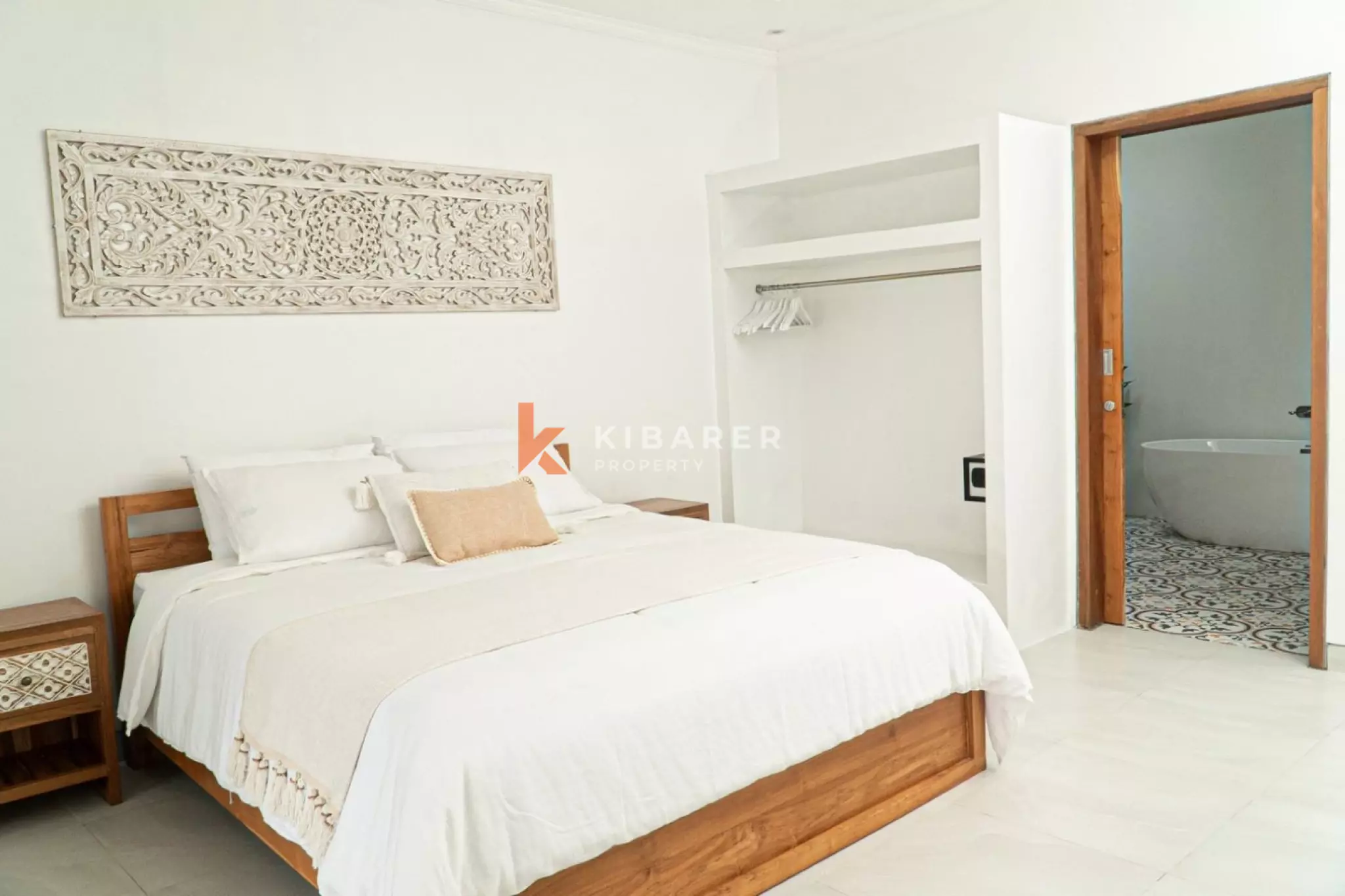 Villa Mewah Empat Kamar Tidur dengan Ruang Keluarga Tertutup di Mertanadi