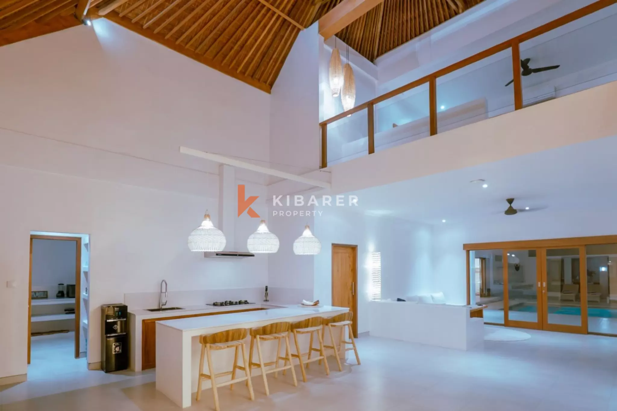 Villa Mewah Empat Kamar Tidur dengan Ruang Keluarga Tertutup di Mertanadi