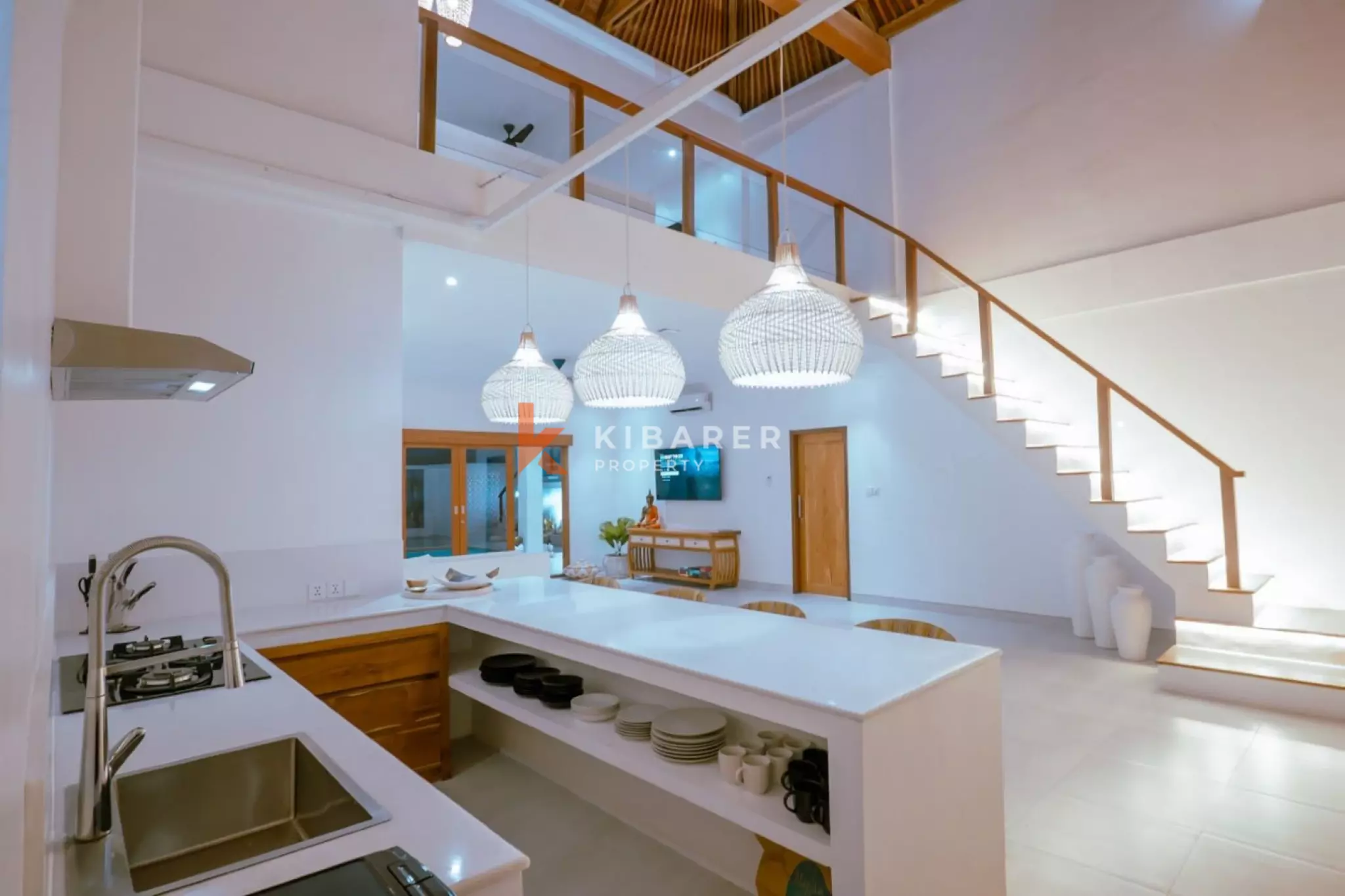 Villa Mewah Empat Kamar Tidur dengan Ruang Keluarga Tertutup di Mertanadi