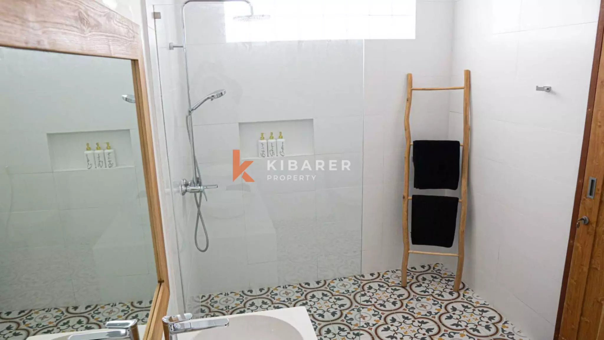 Villa Mewah Empat Kamar Tidur dengan Ruang Keluarga Tertutup di Mertanadi