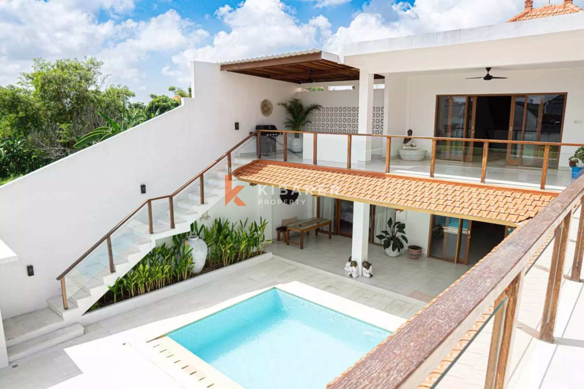 Villa Mewah Empat Kamar Tidur dengan Ruang Keluarga Tertutup di Mertanadi