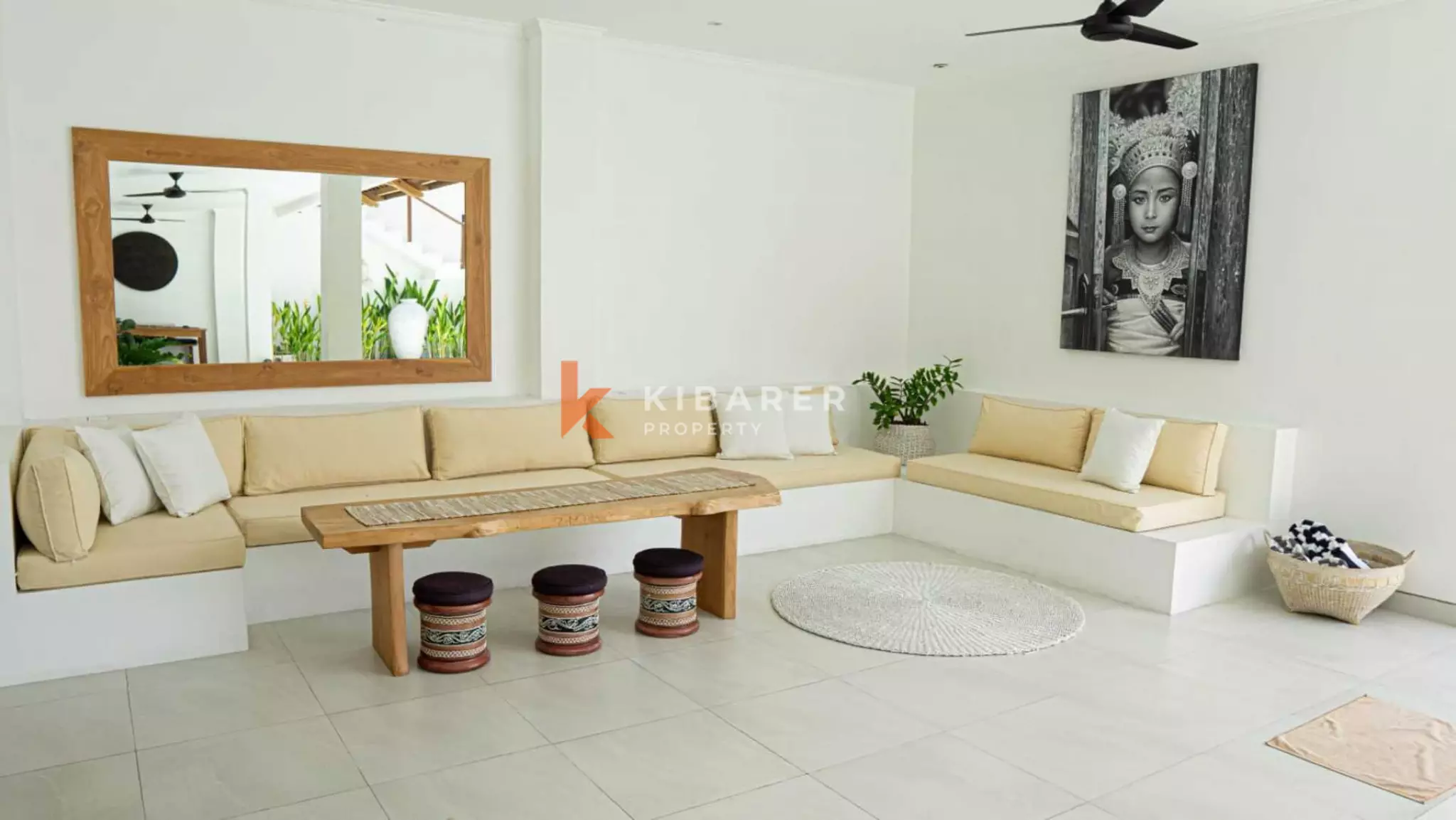 Villa Mewah Empat Kamar Tidur dengan Ruang Keluarga Tertutup di Mertanadi