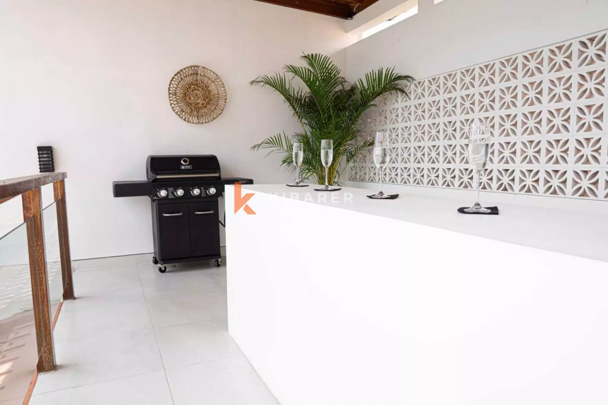 Villa Mewah Empat Kamar Tidur dengan Ruang Keluarga Tertutup di Mertanadi