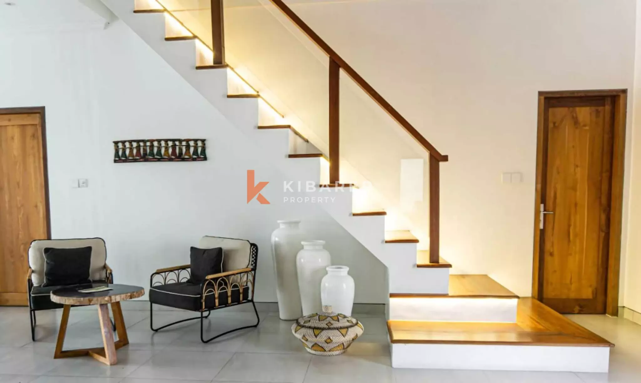 Villa Mewah Empat Kamar Tidur dengan Ruang Keluarga Tertutup di Mertanadi