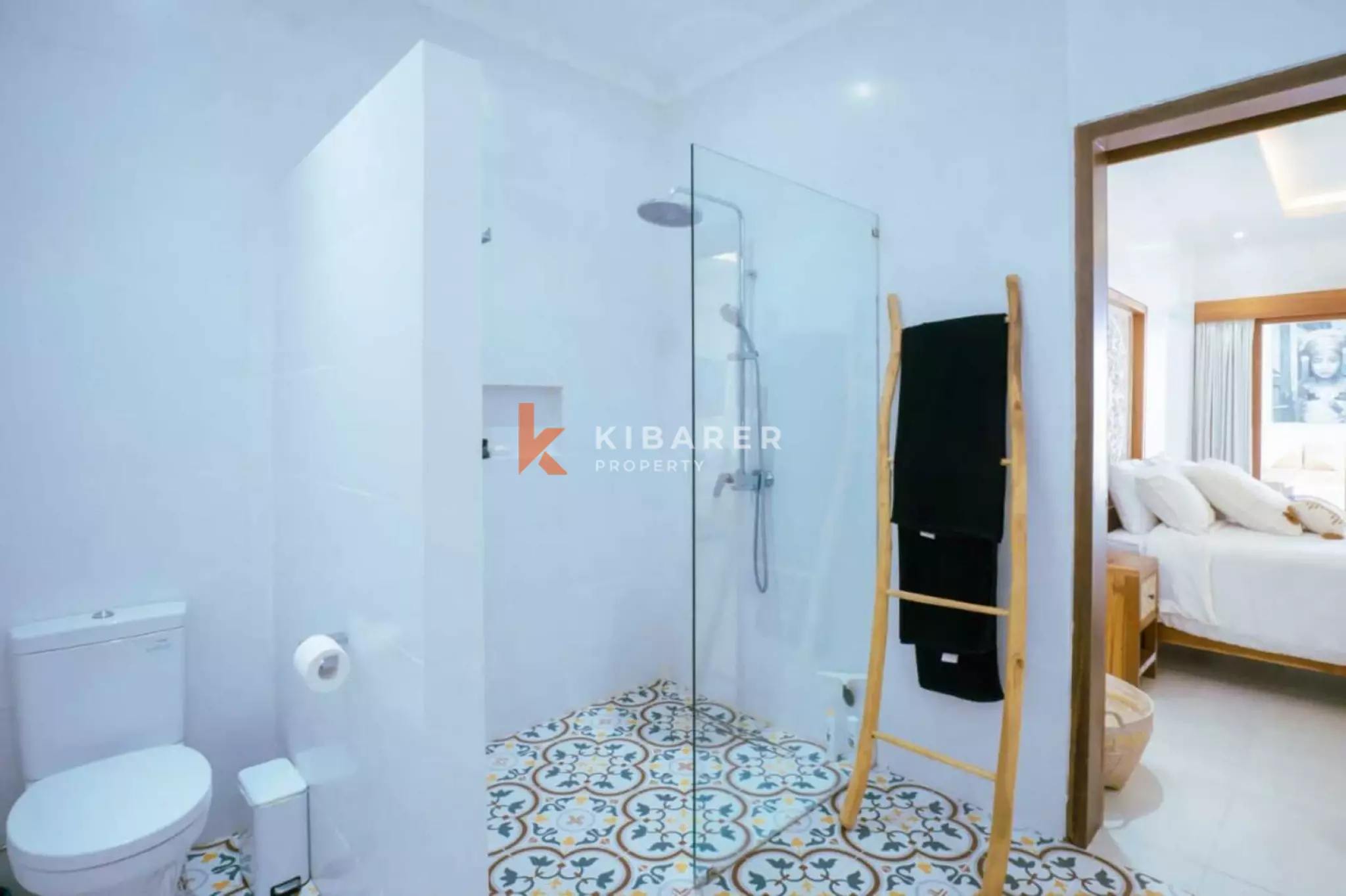 Villa Mewah Empat Kamar Tidur dengan Ruang Keluarga Tertutup di Mertanadi