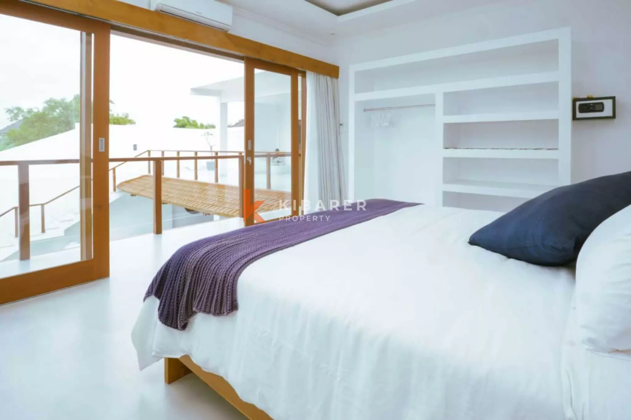 Villa Mewah Empat Kamar Tidur dengan Ruang Keluarga Tertutup di Mertanadi