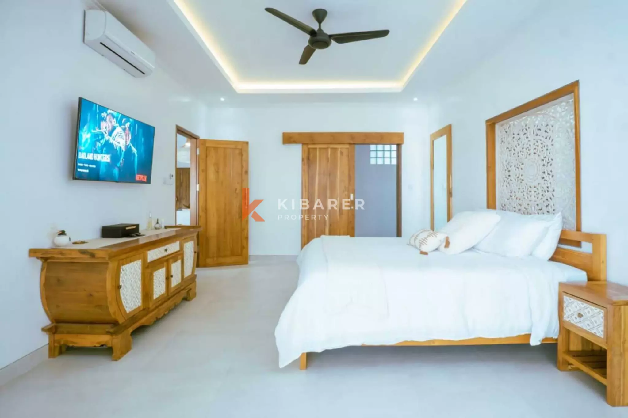 Villa Mewah Empat Kamar Tidur dengan Ruang Keluarga Tertutup di Mertanadi