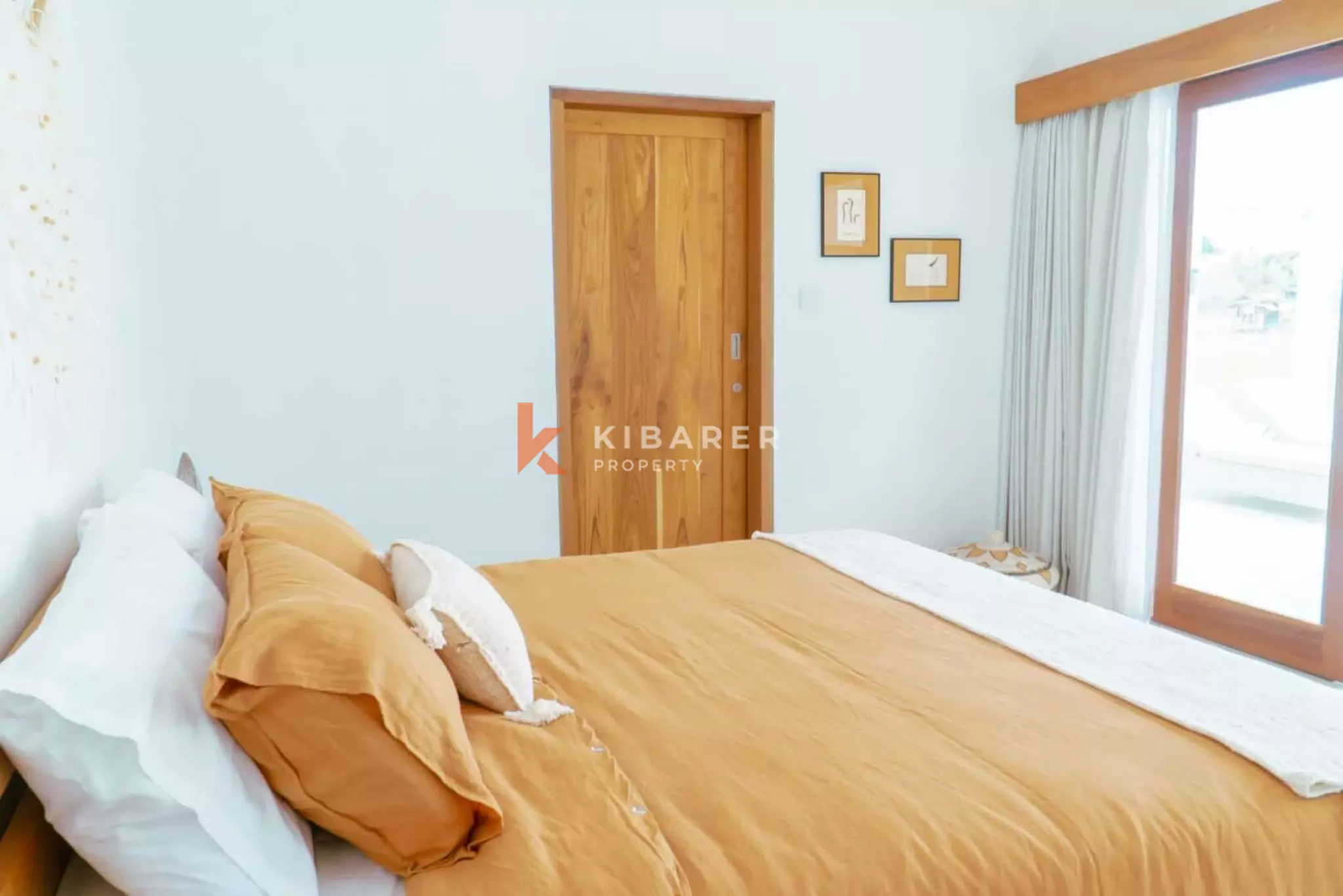 Villa Mewah Empat Kamar Tidur dengan Ruang Keluarga Tertutup di Mertanadi