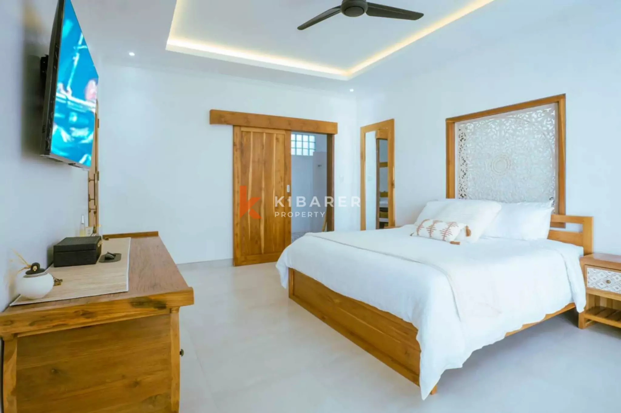 Villa Mewah Empat Kamar Tidur dengan Ruang Keluarga Tertutup di Mertanadi