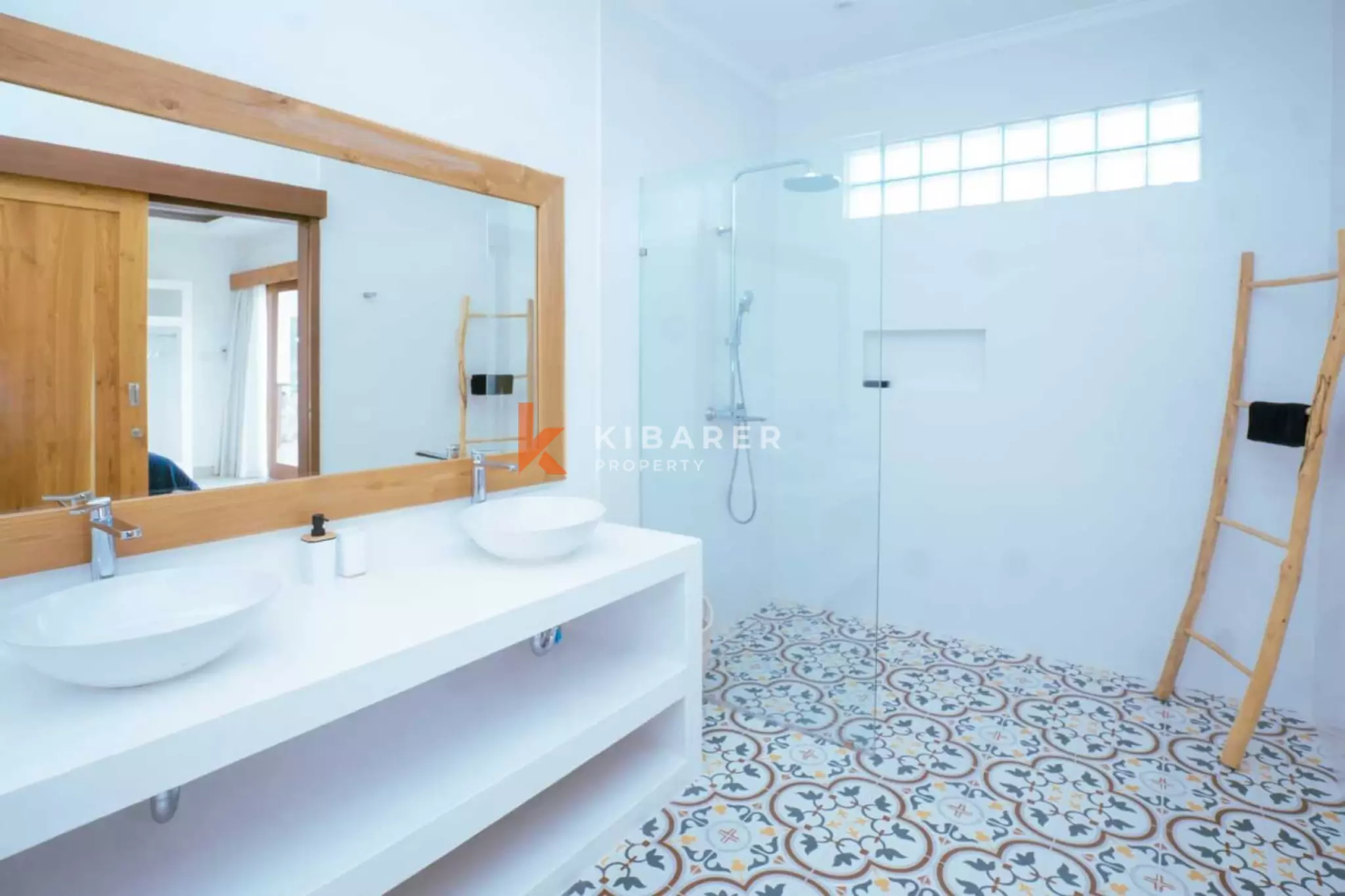 Villa Mewah Empat Kamar Tidur dengan Ruang Keluarga Tertutup di Mertanadi