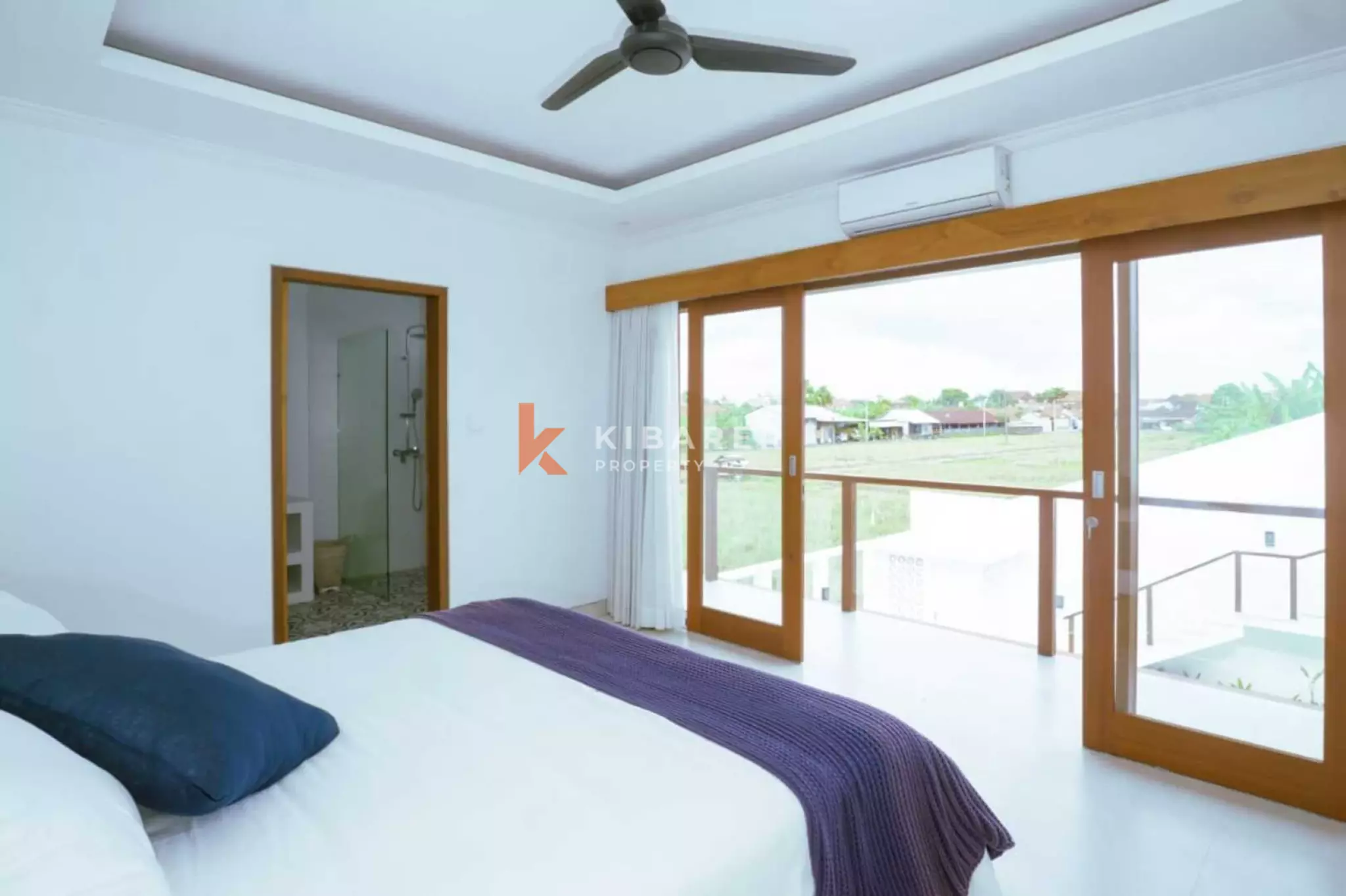 Villa Mewah Empat Kamar Tidur dengan Ruang Keluarga Tertutup di Mertanadi