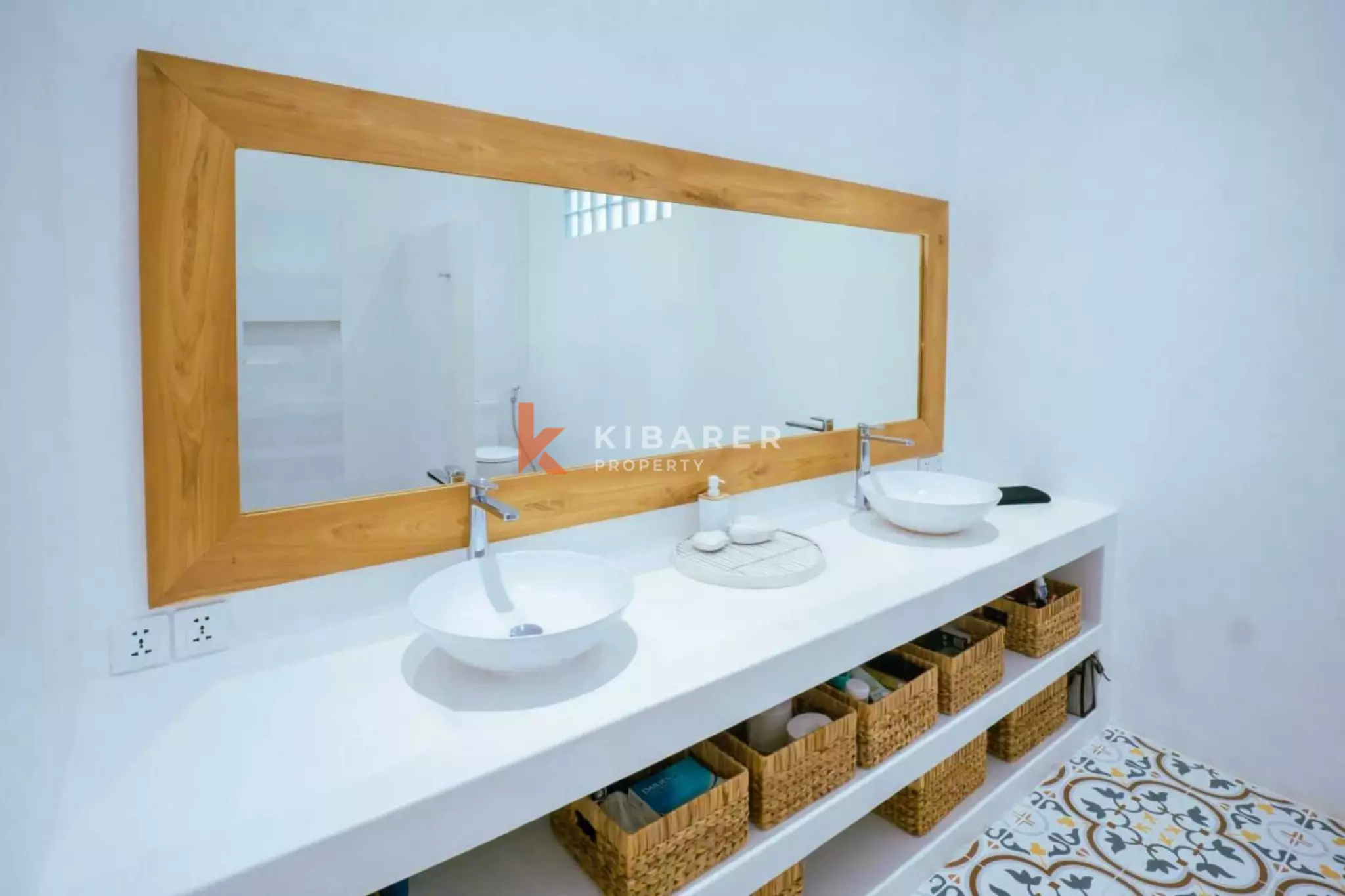 Villa Mewah Empat Kamar Tidur dengan Ruang Keluarga Tertutup di Mertanadi