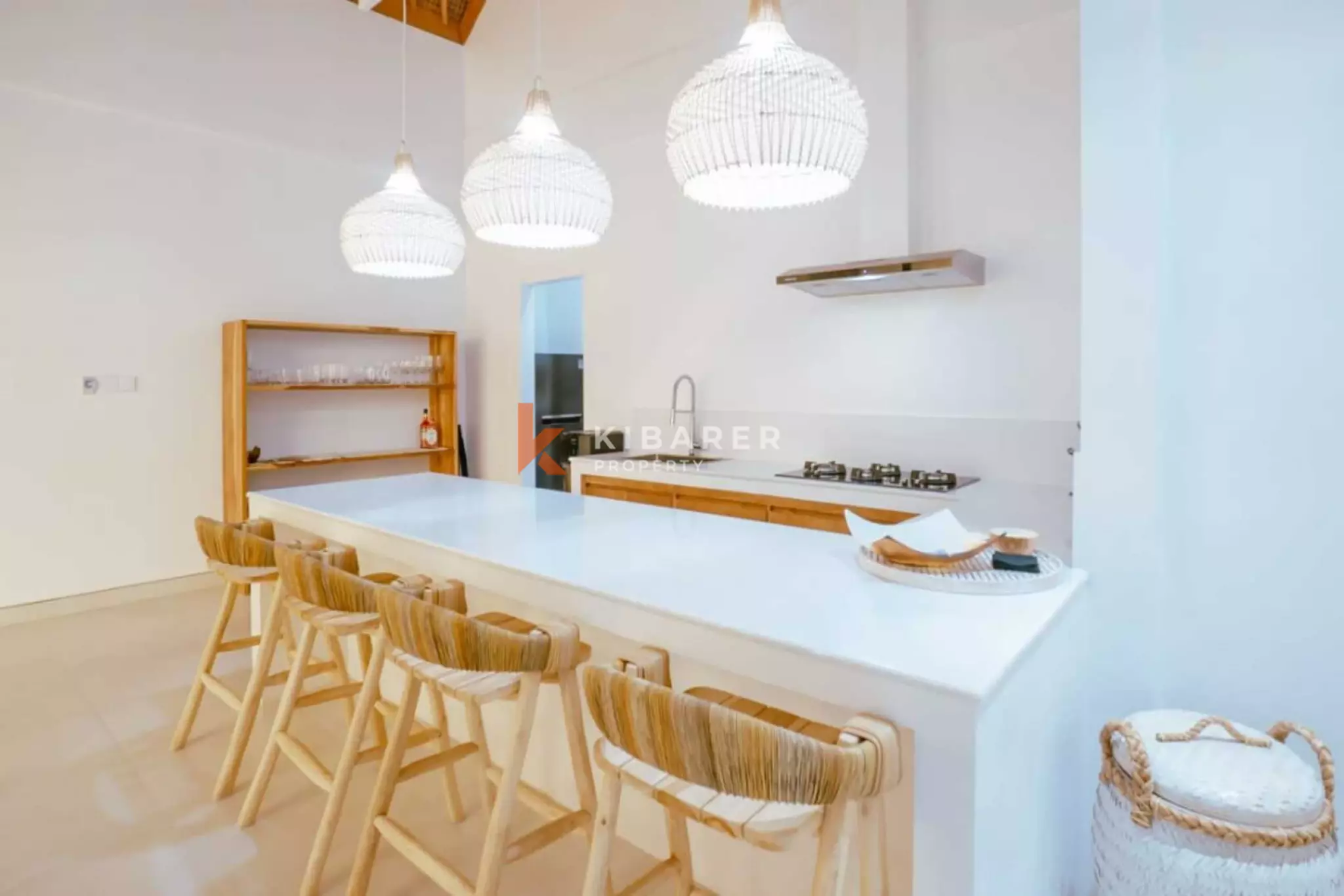 Villa Mewah Empat Kamar Tidur dengan Ruang Keluarga Tertutup di Mertanadi